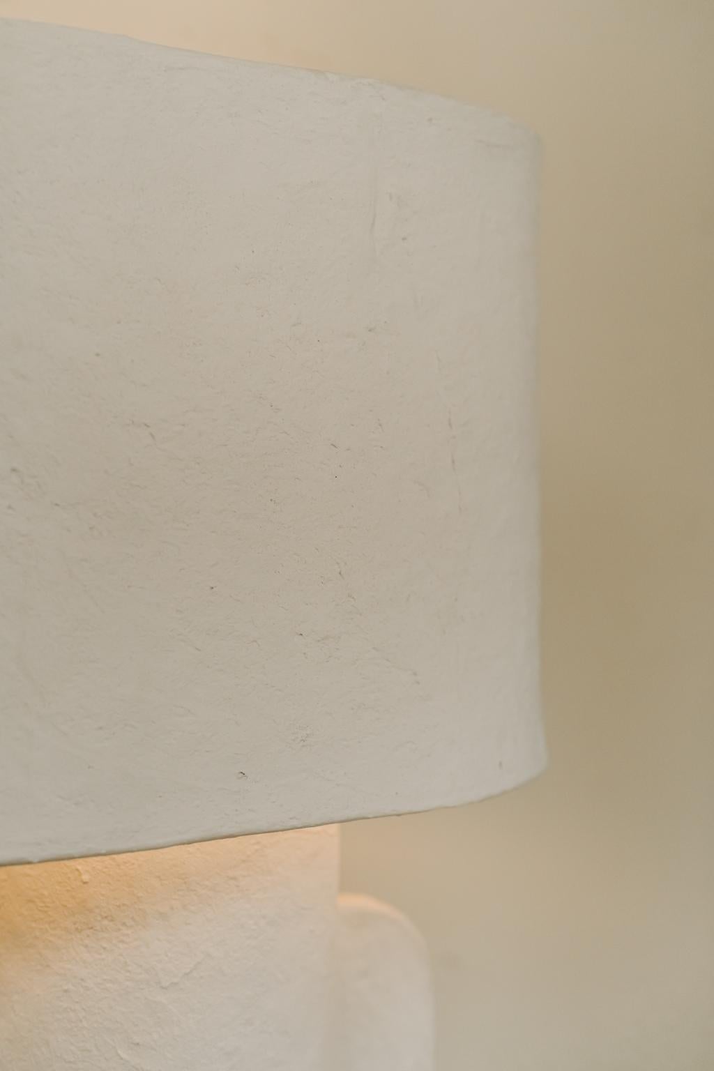 Paar weiße Pappmaché-Tischlampen mit ovalem Lampenschirm  im Angebot 2