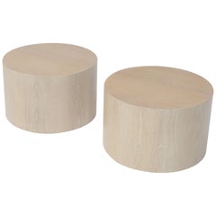 Paire de tables d'appoint rondes à tambour en chêne cérusé décapé blanc à déchirure sur le dessus Paul Mayen Habitat