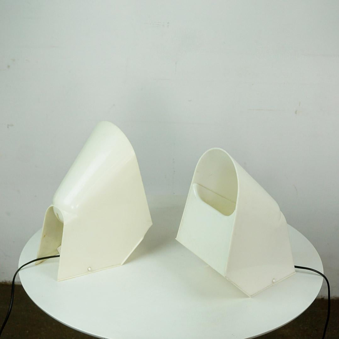 Cette paire de lampes de table ou de bureau Lucetta en plastique blanc a été conçue par Cini Boeri et produite par Stilnovo. En Italie, dans les années 1970. Elles peuvent également servir d'applique murale.
Les deux lampes sont en très bon état