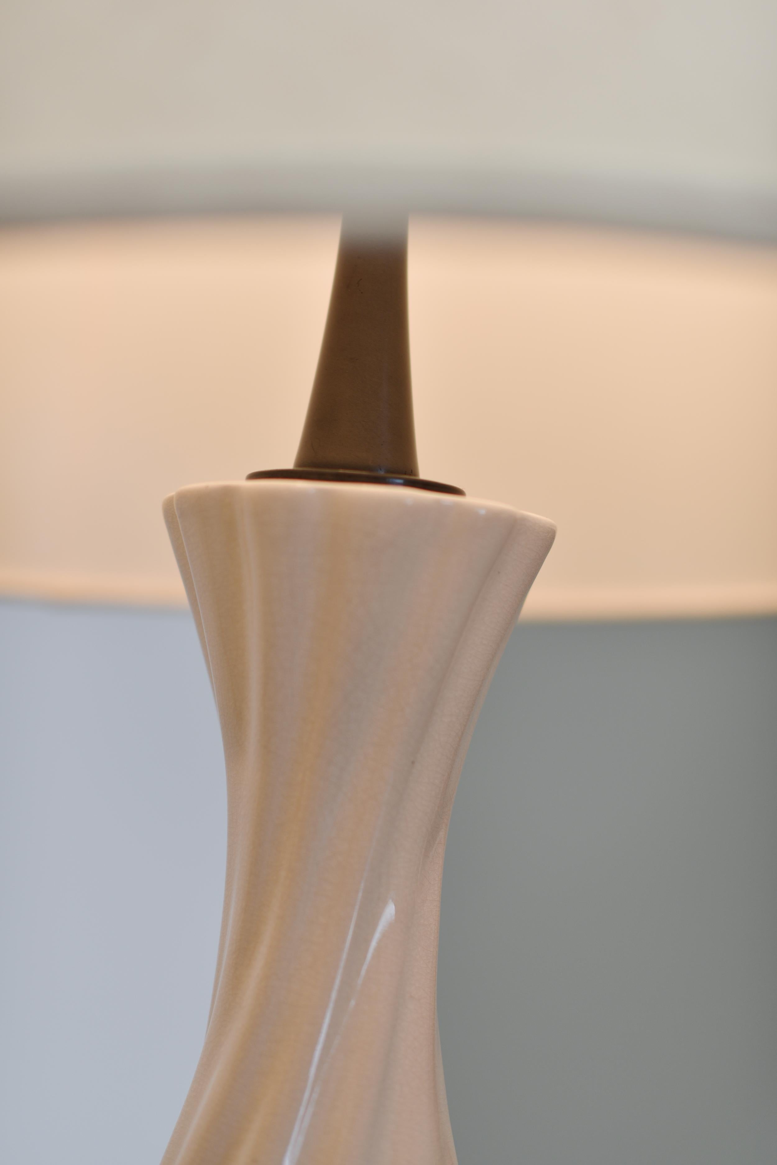 Mid-Century Modern Paire de lampes de bureau en forme de balustre en porcelaine blanche en vente