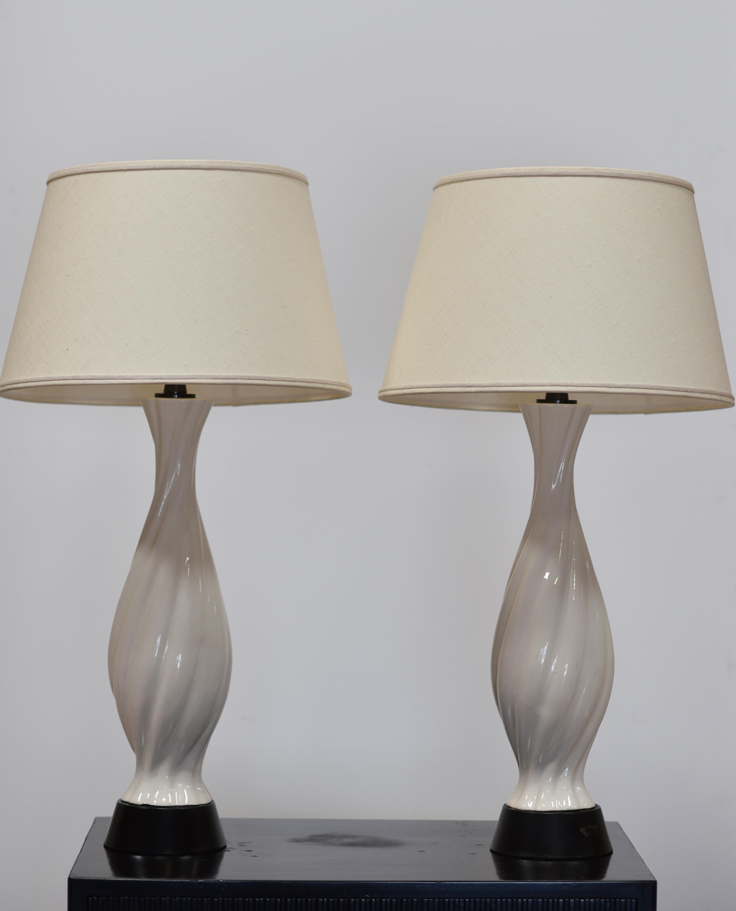 italien Paire de lampes de bureau en forme de balustre en porcelaine blanche en vente