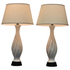 Paire de lampes de bureau en forme de balustre en porcelaine blanche