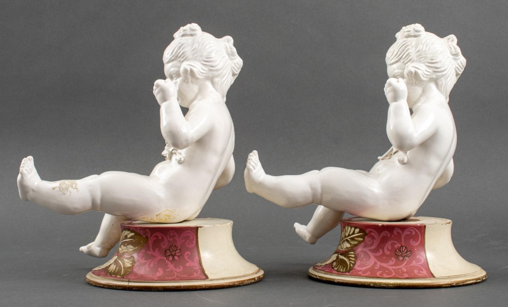 Paire de sculptures de chérubins en porcelaine blanche de Putti Bon état - En vente à New York, NY