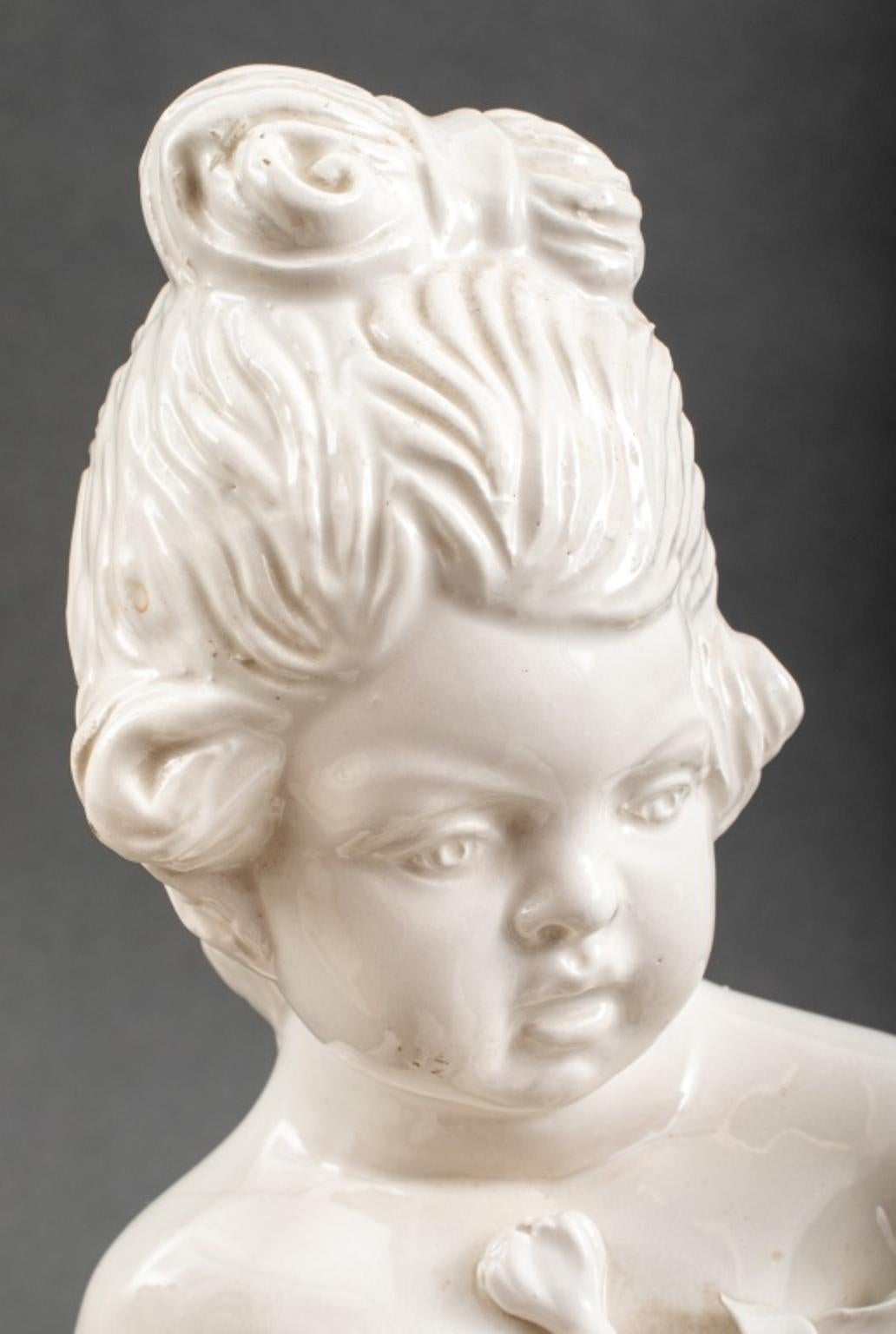 Paire de sculptures de chérubins en porcelaine blanche de Putti en vente 1