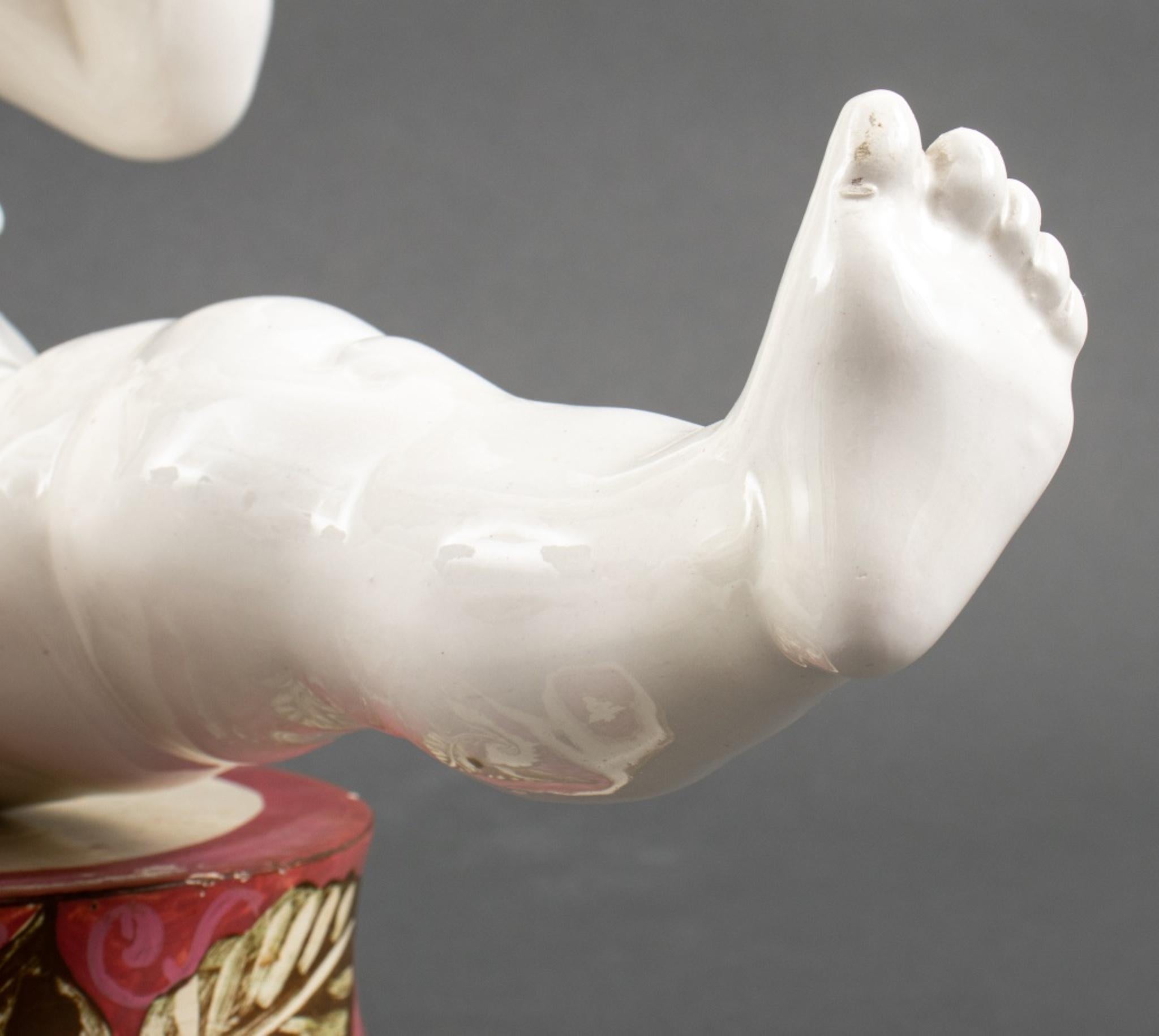 Paire de sculptures de chérubins en porcelaine blanche de Putti en vente 3