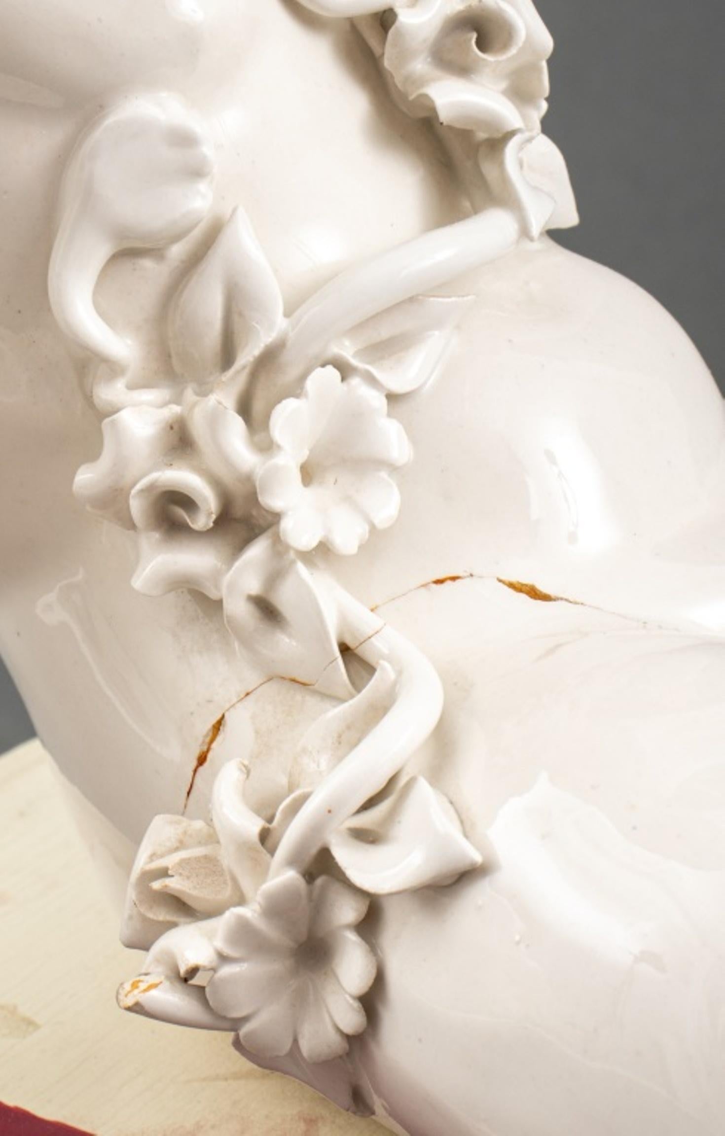 Paire de sculptures de chérubins en porcelaine blanche de Putti en vente 4