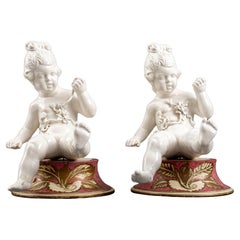 Paire de sculptures de chérubins en porcelaine blanche de Putti