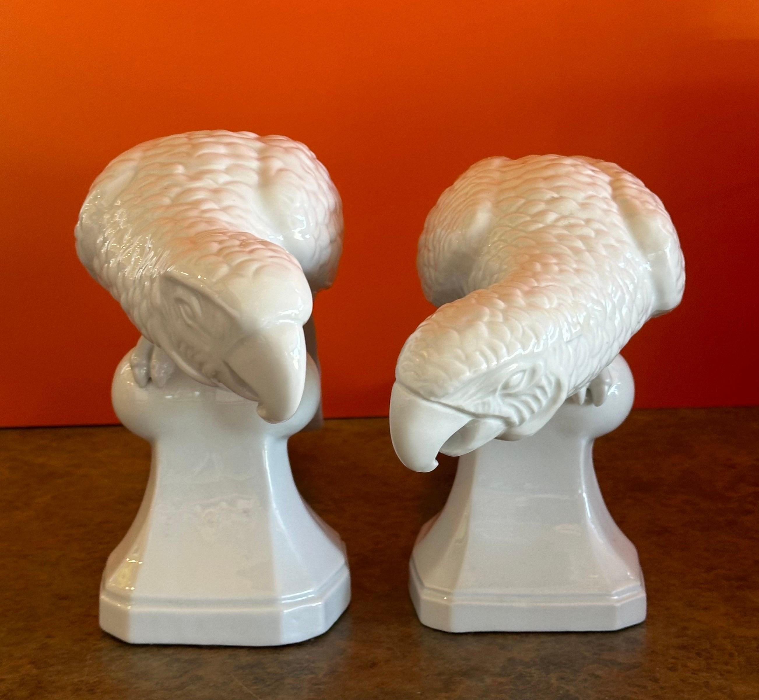 Paar Papageien aus weißem Porzellan / Chine De Blanc von Fitz & Floyd im Angebot 1