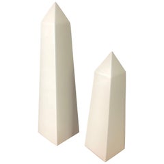 Zwei dekorative Obelisken aus weißem Porzellan von Fitz & Floyd