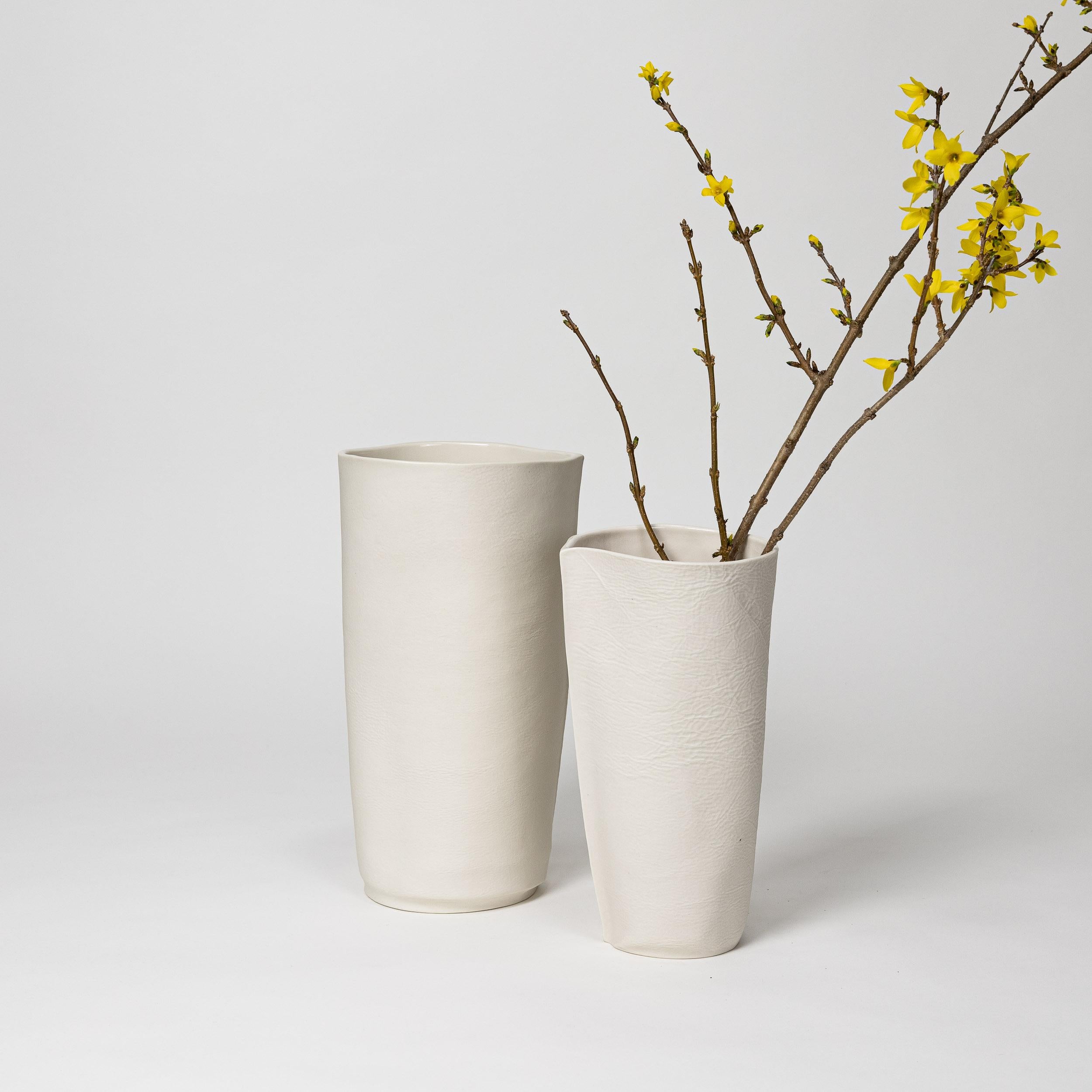 Paar Kawa-Gefäße. 1 x 10 Zoll Höhe und 1 x 12 Zoll Höhe.

Fühlbare und strukturierte Vase aus organischem Porzellan mit glänzender, glasierter Innenfläche. Funktioniert gut als Paar oder einzeln. Ideal für größere Sträuße oder lange