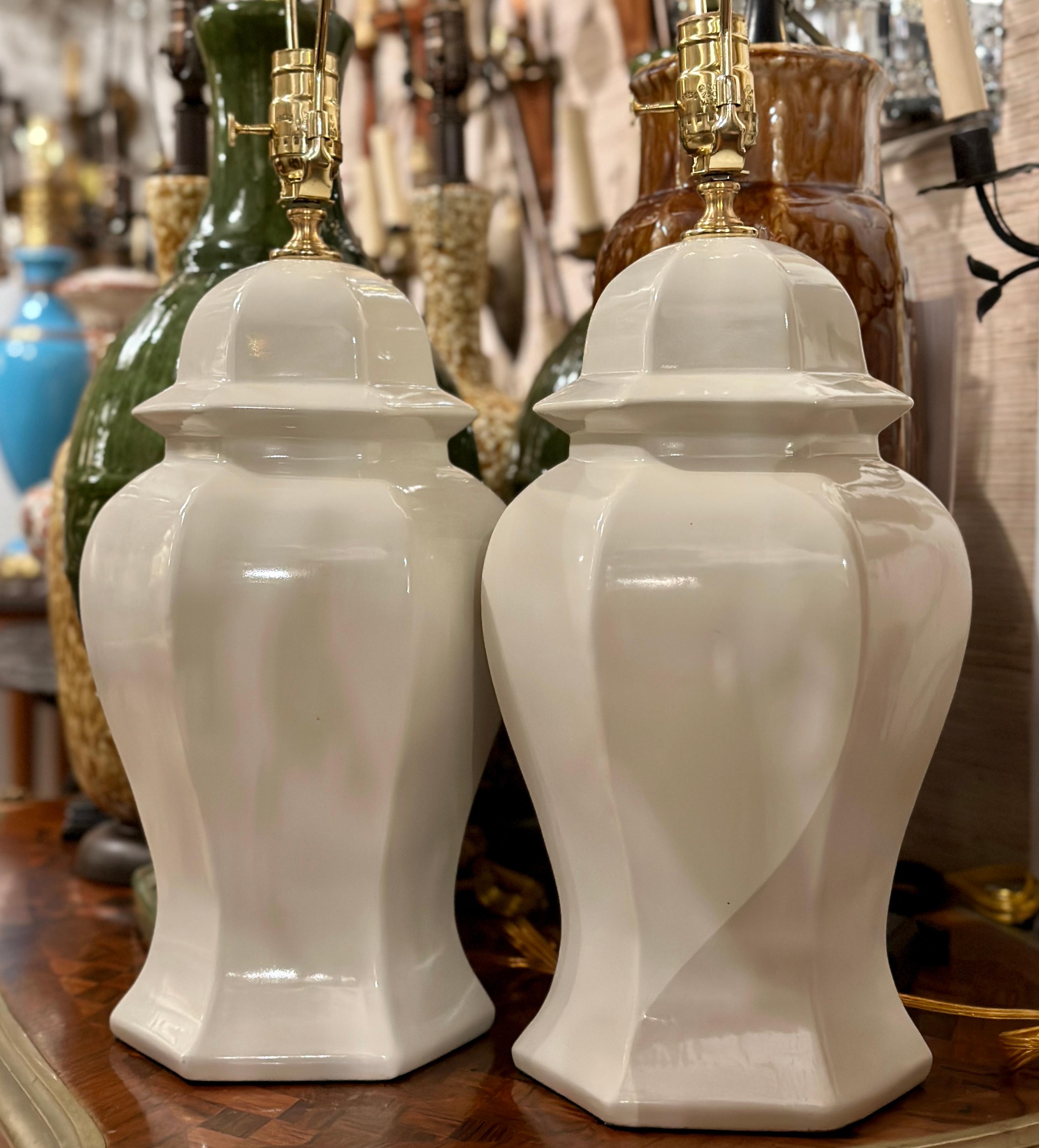 A pair of circa 1960s Italian white porcelain table lamps.

Measurements:
Height of body: 15