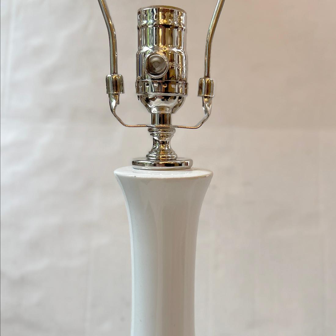 Paar französische Porzellan-Tischlampen aus den 1960er Jahren.

Abmessungen:
Höhe des Körpers: 22.5
