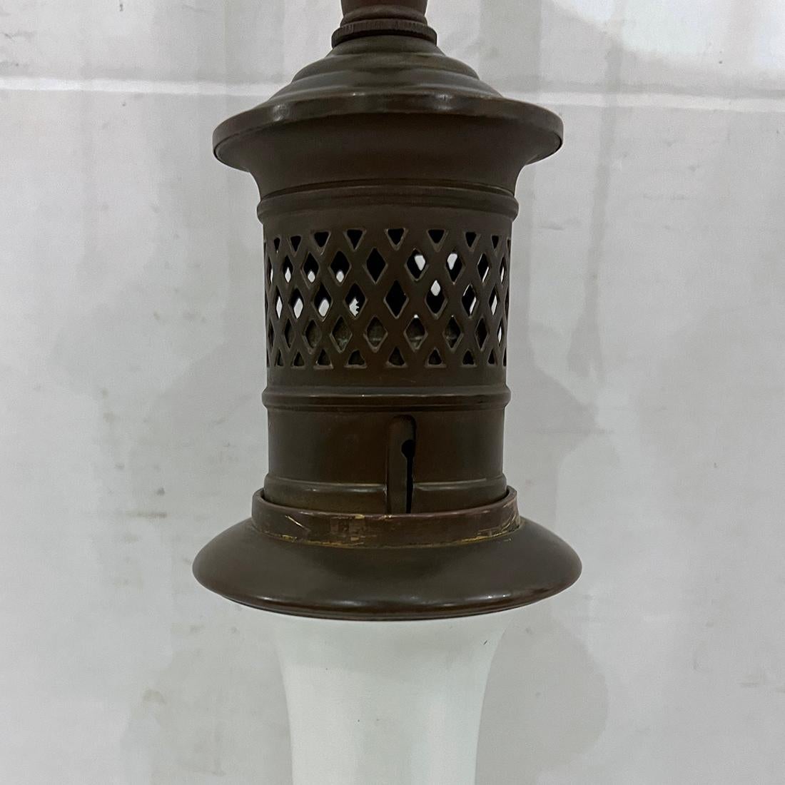 Paar Lampen aus weißem Porzellan (Französisch) im Angebot