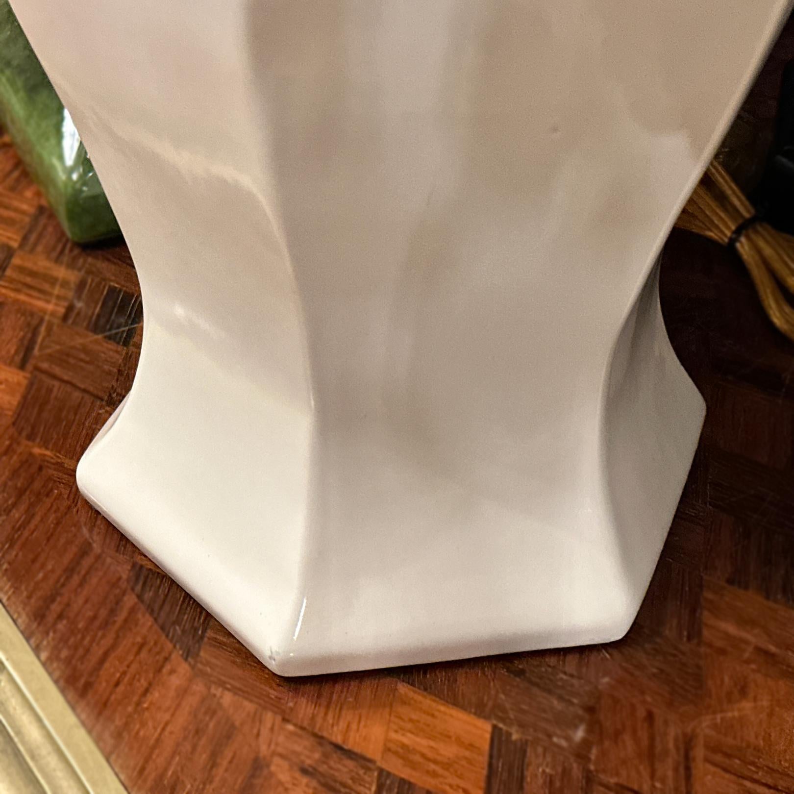 Pair of White Porcelain Lamps In Good Condition For Sale In New York, NY