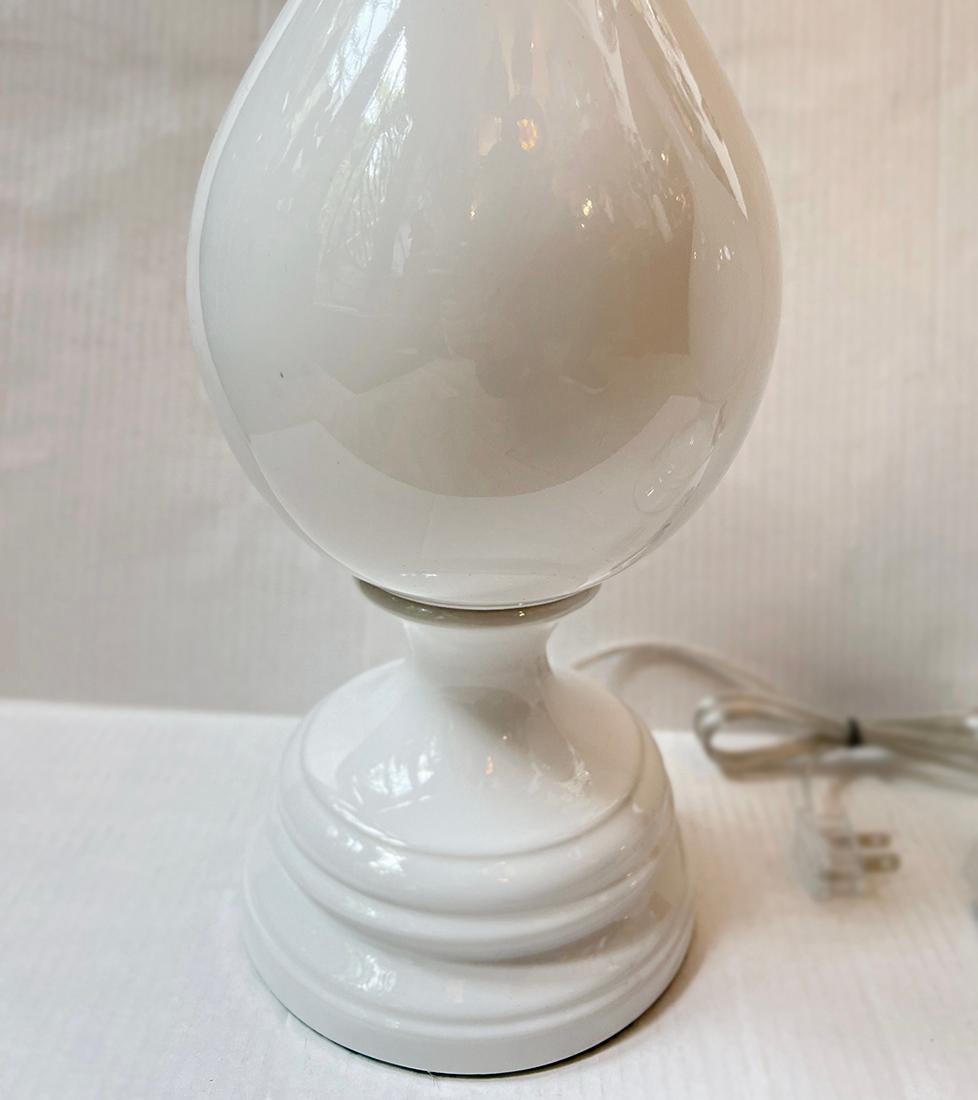 Pair of White Porcelain Lamps In Good Condition For Sale In New York, NY