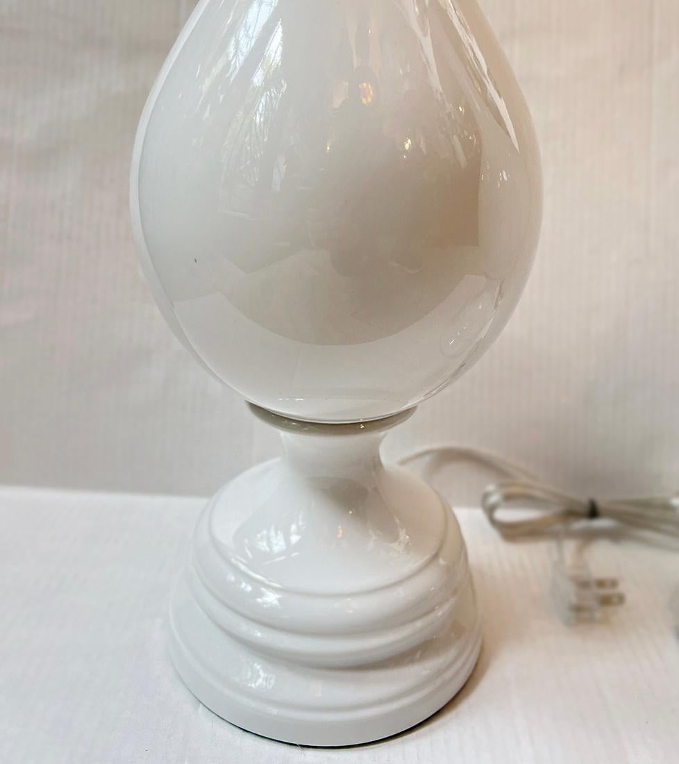 Paar Lampen aus weißem Porzellan im Zustand „Gut“ im Angebot in New York, NY