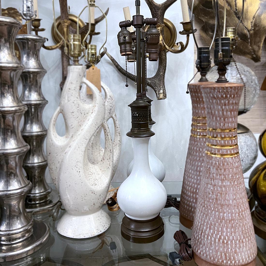 Paar Lampen aus weißem Porzellan im Zustand „Gut“ im Angebot in New York, NY