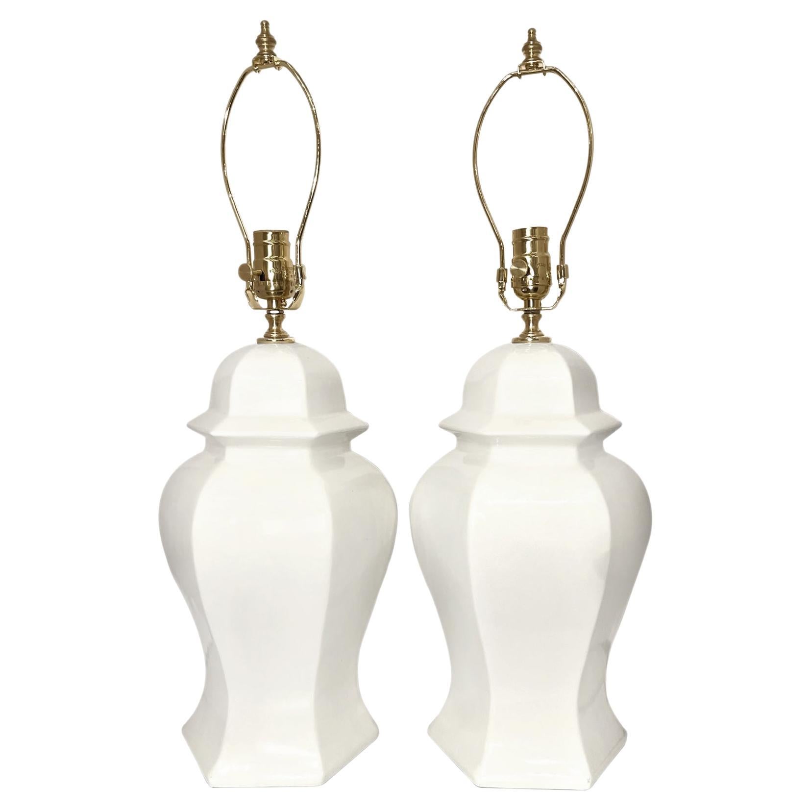 Paire de lampes en porcelaine blanche