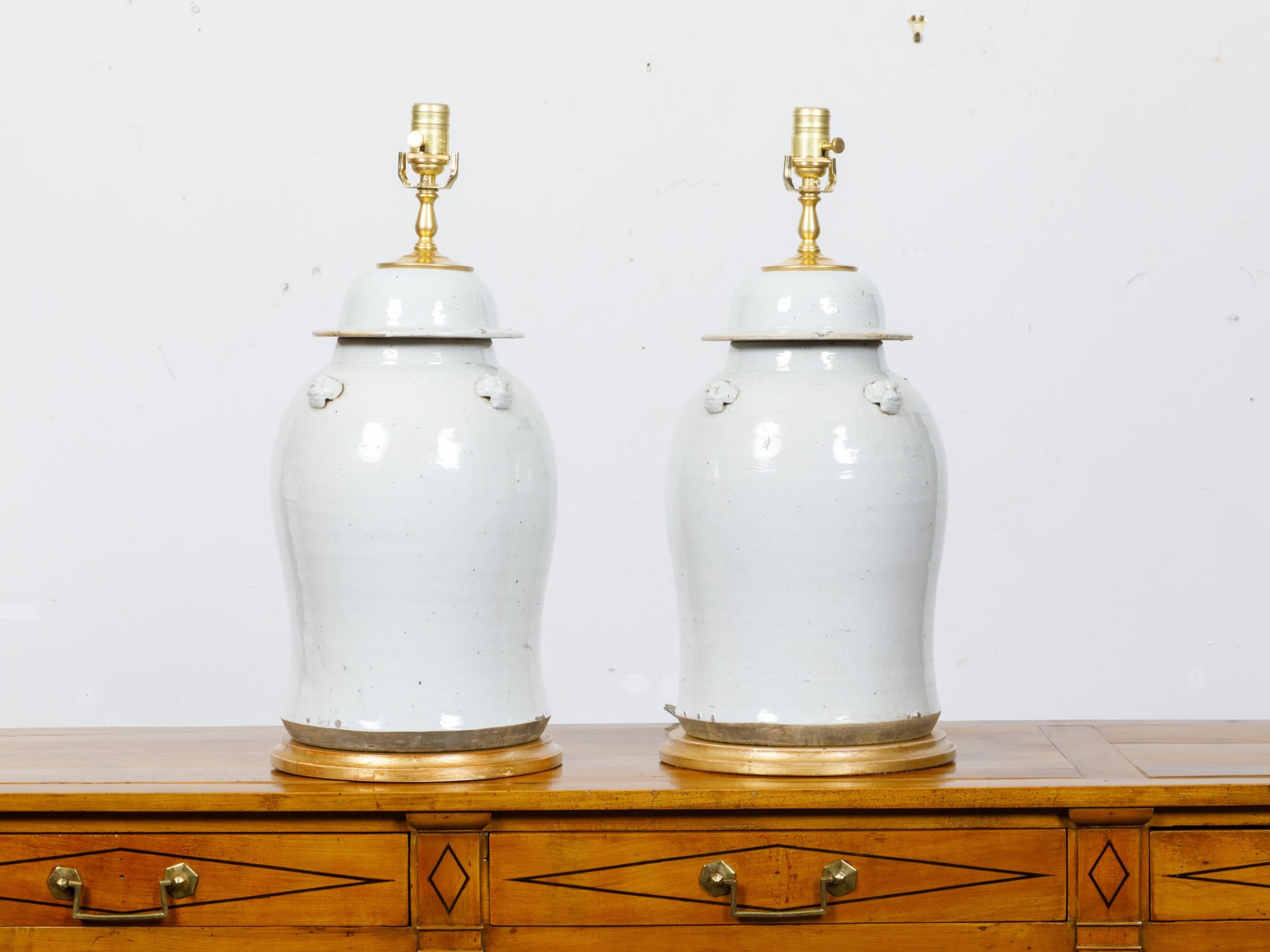 Pair of White Porcelain Lidded Urns Made into US-Wired Table Lamps on Gilt Bases For Sale 5