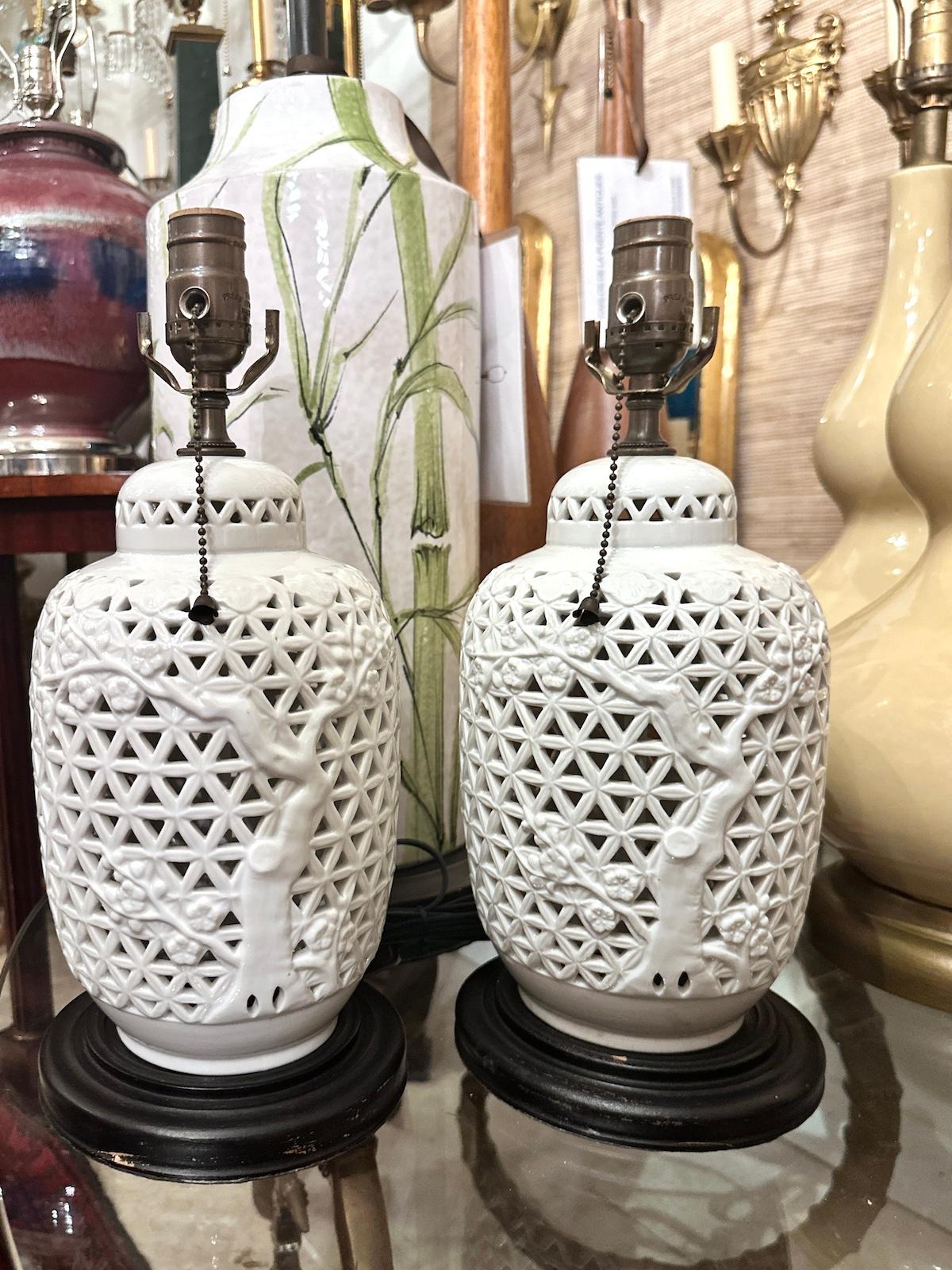 Pair of White Porcelain Table Lamps In Good Condition For Sale In New York, NY