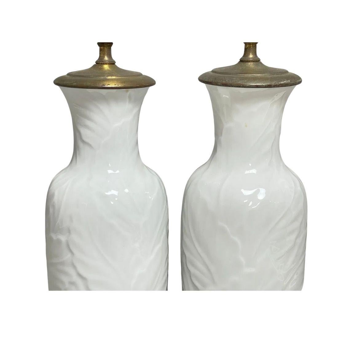 Pair of White Porcelain Table Lamps in Palm Leaf Relief Bon état - En vente à Locust Valley, NY