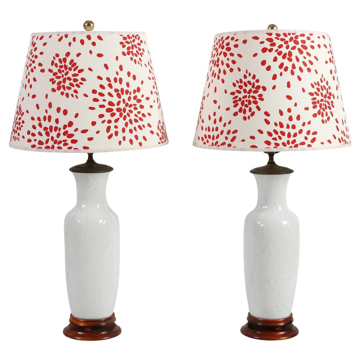 Pair of White Porcelain Table Lamps in Palm Leaf Relief en vente