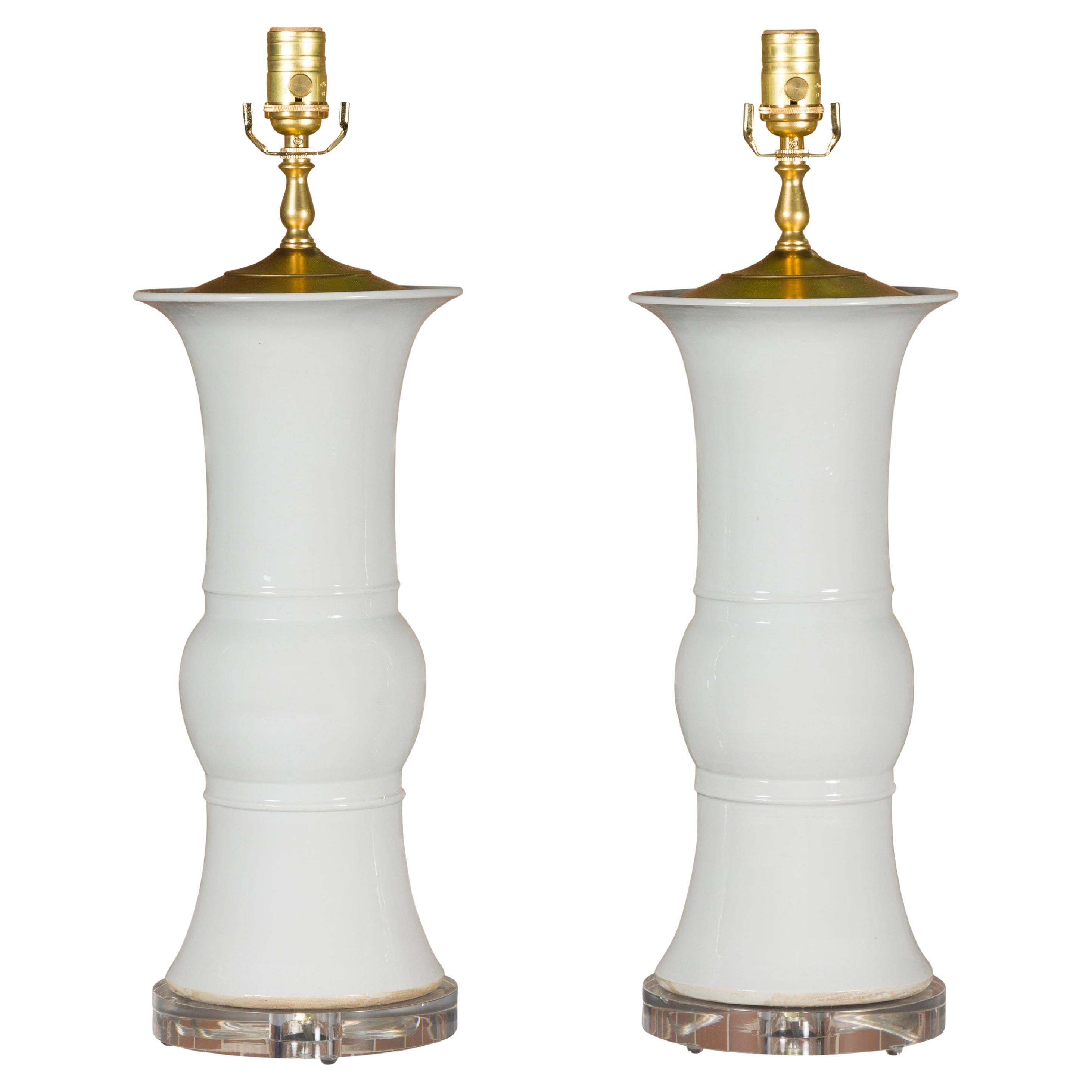 Paar Tischlampen aus weißem Porzellan auf maßgefertigten Lucite-Sockeln, verdrahtet für die USA