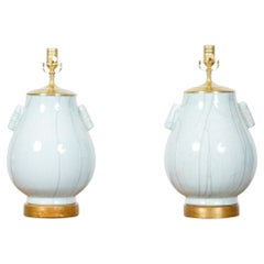 Paar Tulpenvasen aus weißem Porzellan in Tulpenform mit Craquelé-Finish, zu Lampen verarbeitet