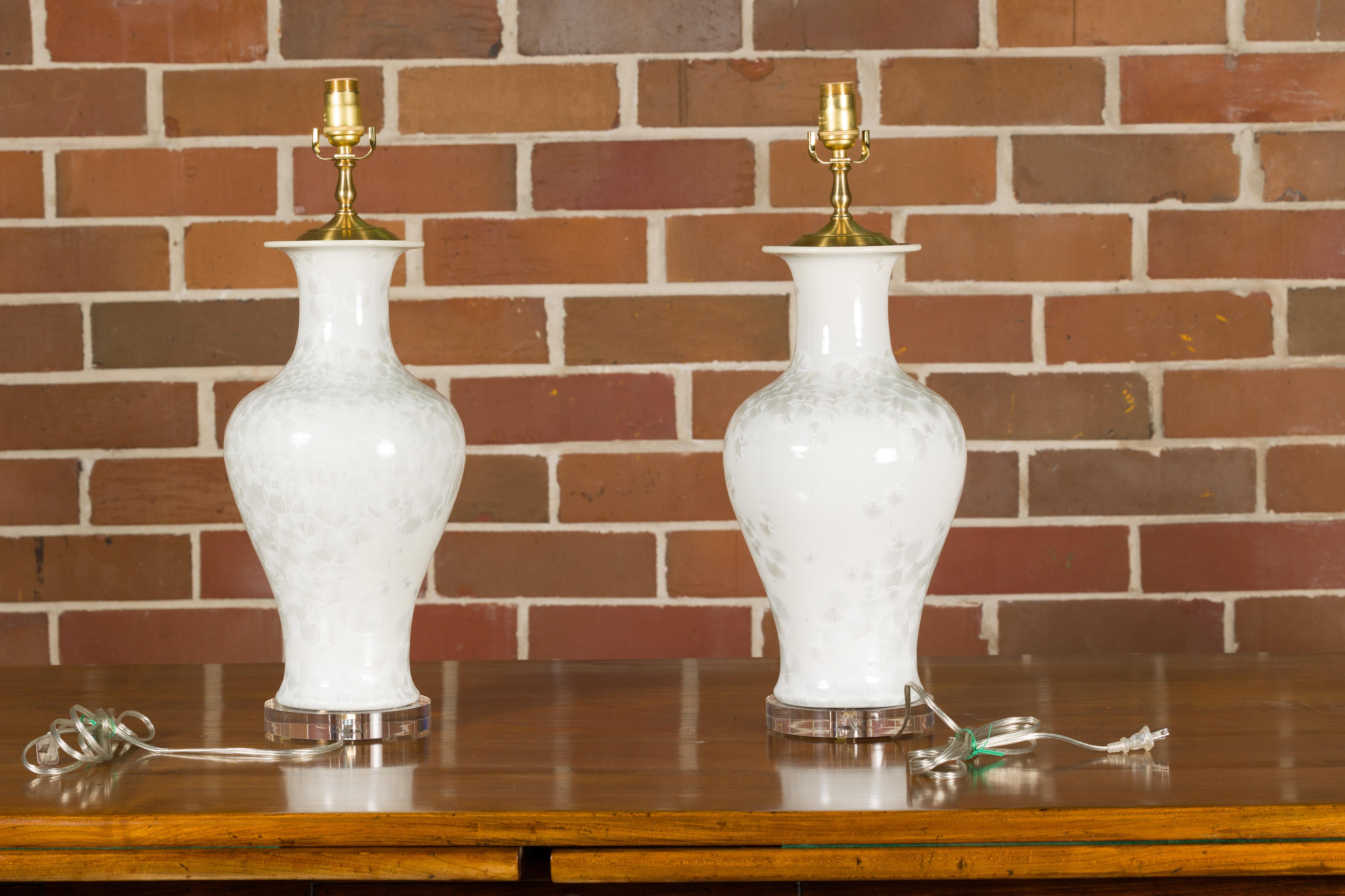 20th Century Pair of White Porcelain Vase Table Lamps on Lucite Bases with Textured Décor For Sale