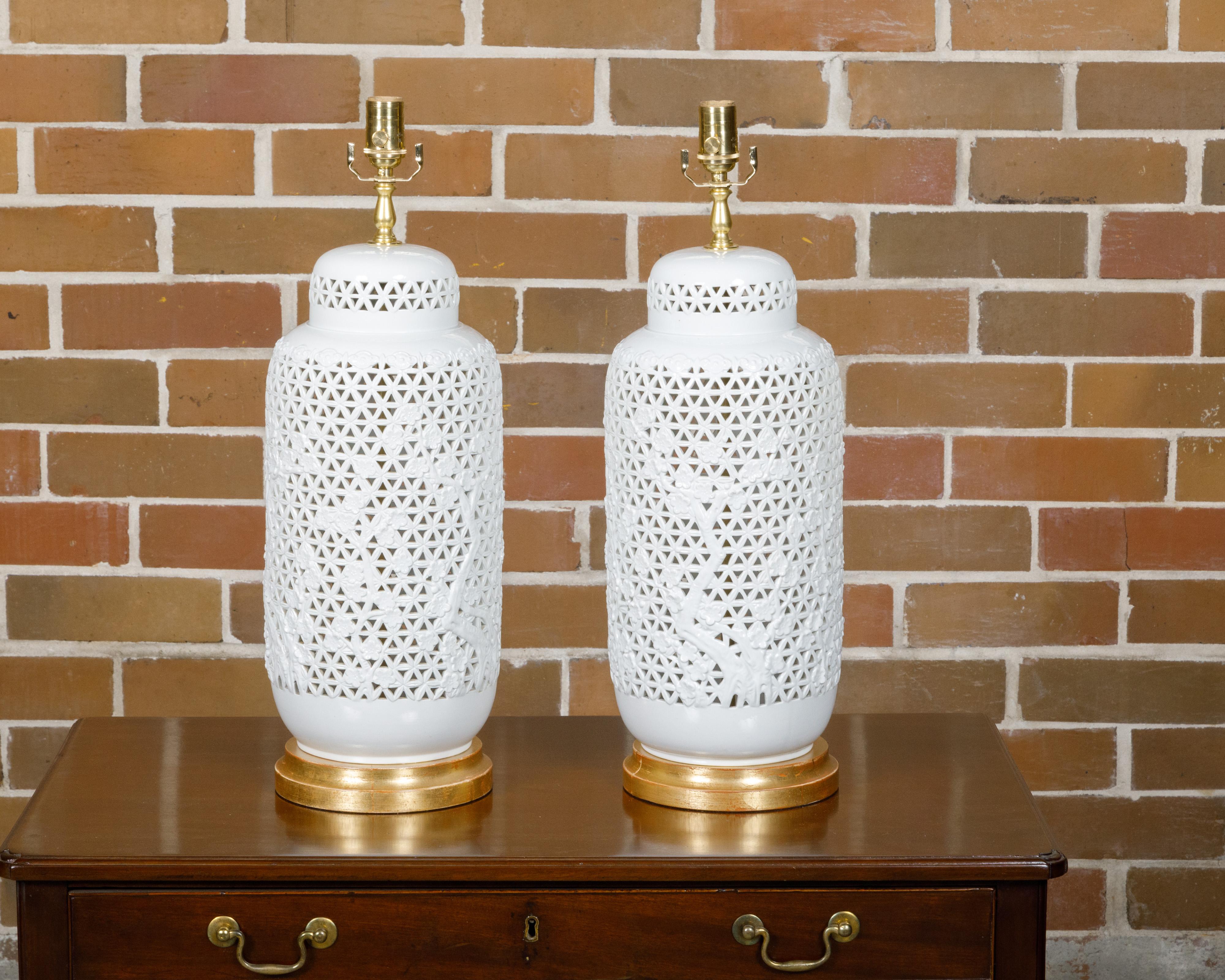 Paire de vases en porcelaine blanche à décor floral transformés en lampes de table, années 1900 en vente 4