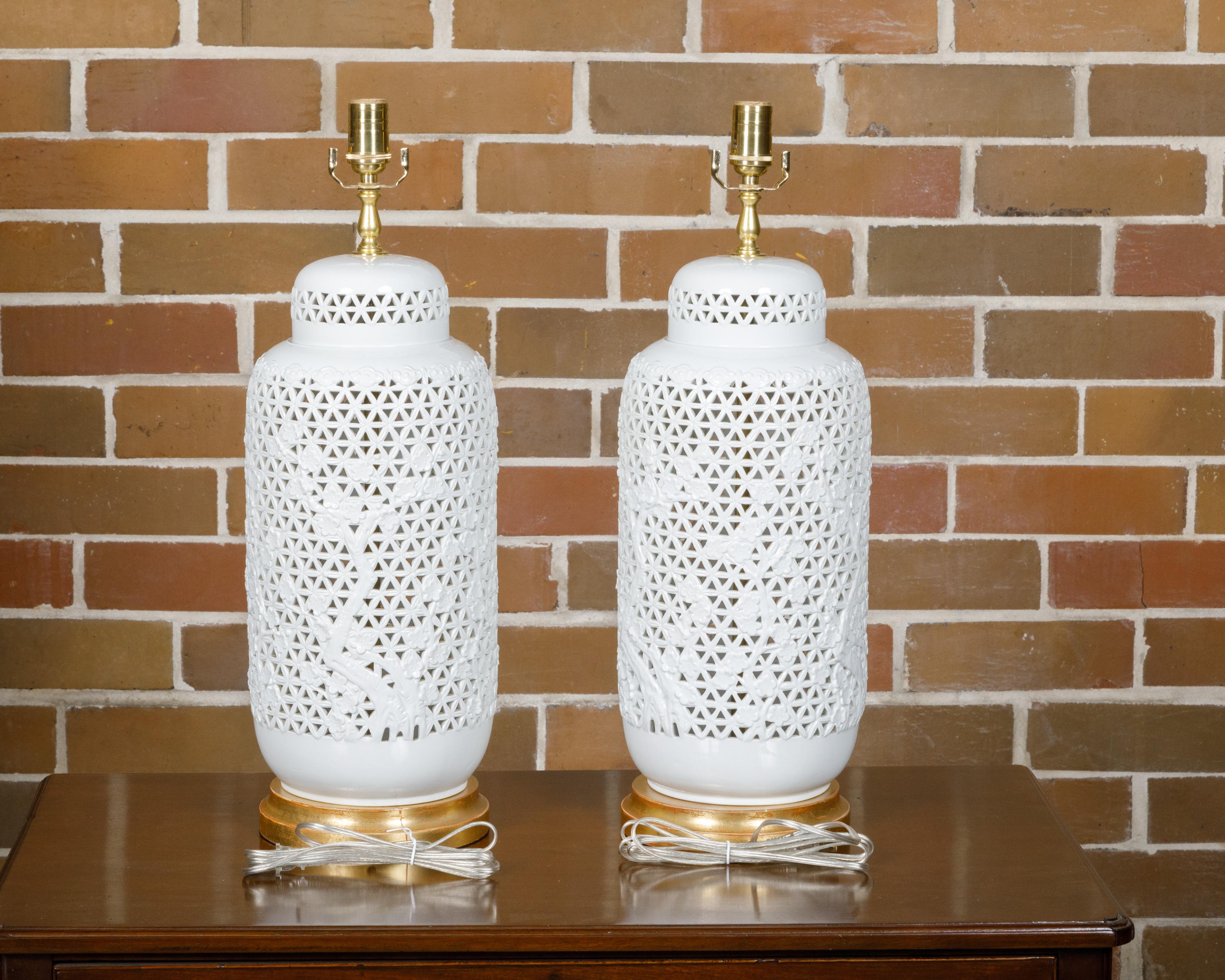Asiatique Paire de vases en porcelaine blanche à décor floral transformés en lampes de table, années 1900 en vente