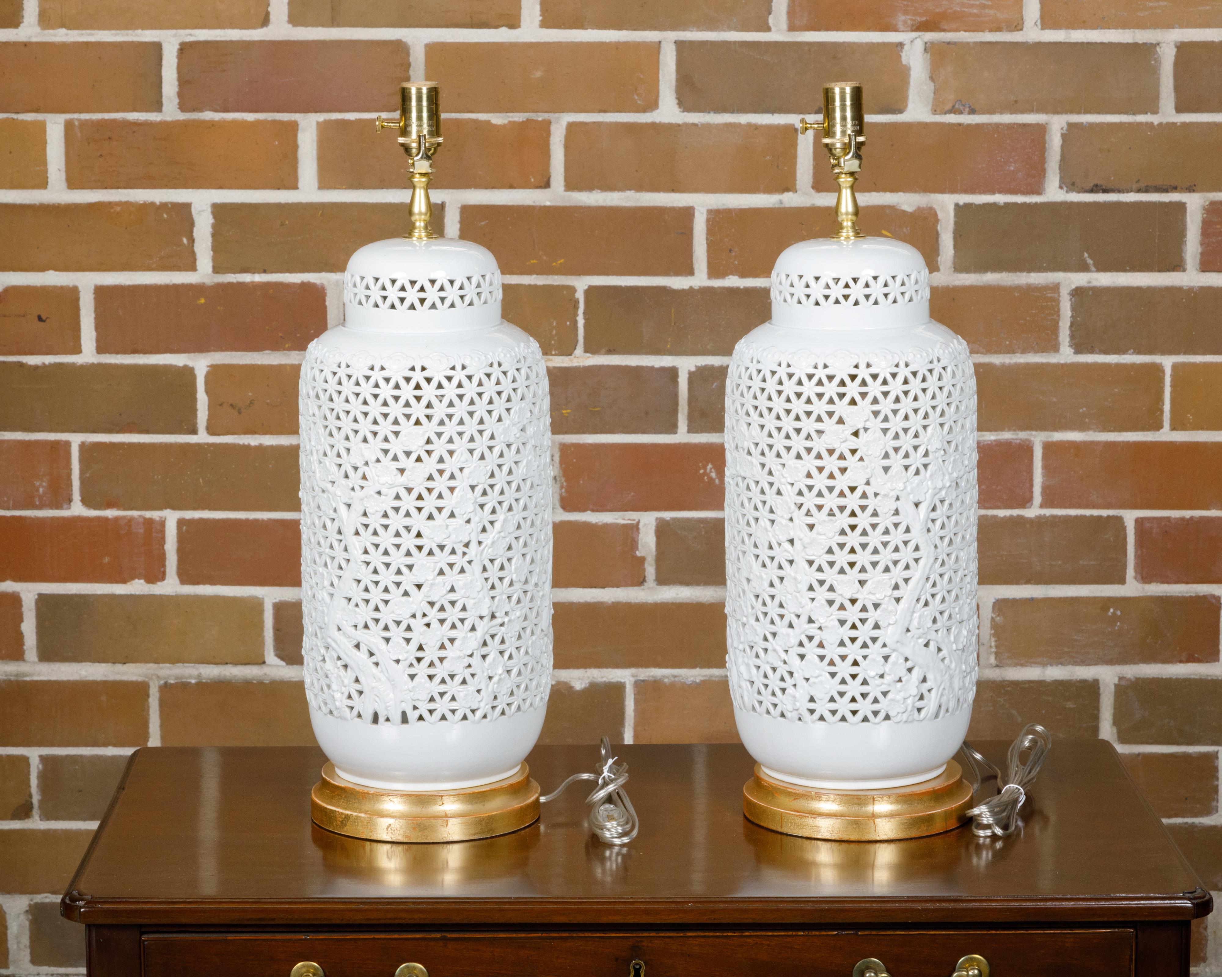 Paire de vases en porcelaine blanche à décor floral transformés en lampes de table, années 1900 Bon état - En vente à Atlanta, GA