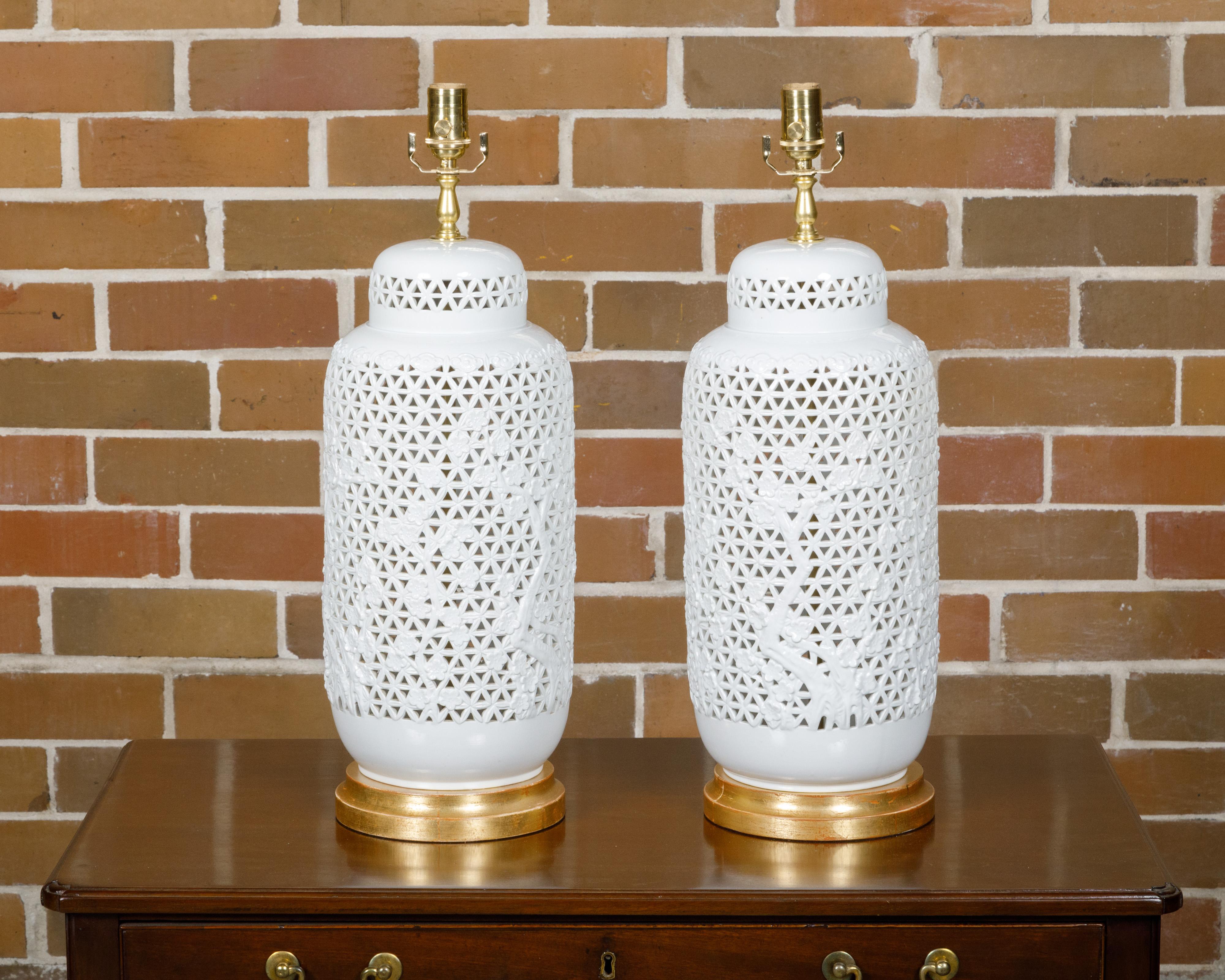 20ième siècle Paire de vases en porcelaine blanche à décor floral transformés en lampes de table, années 1900 en vente
