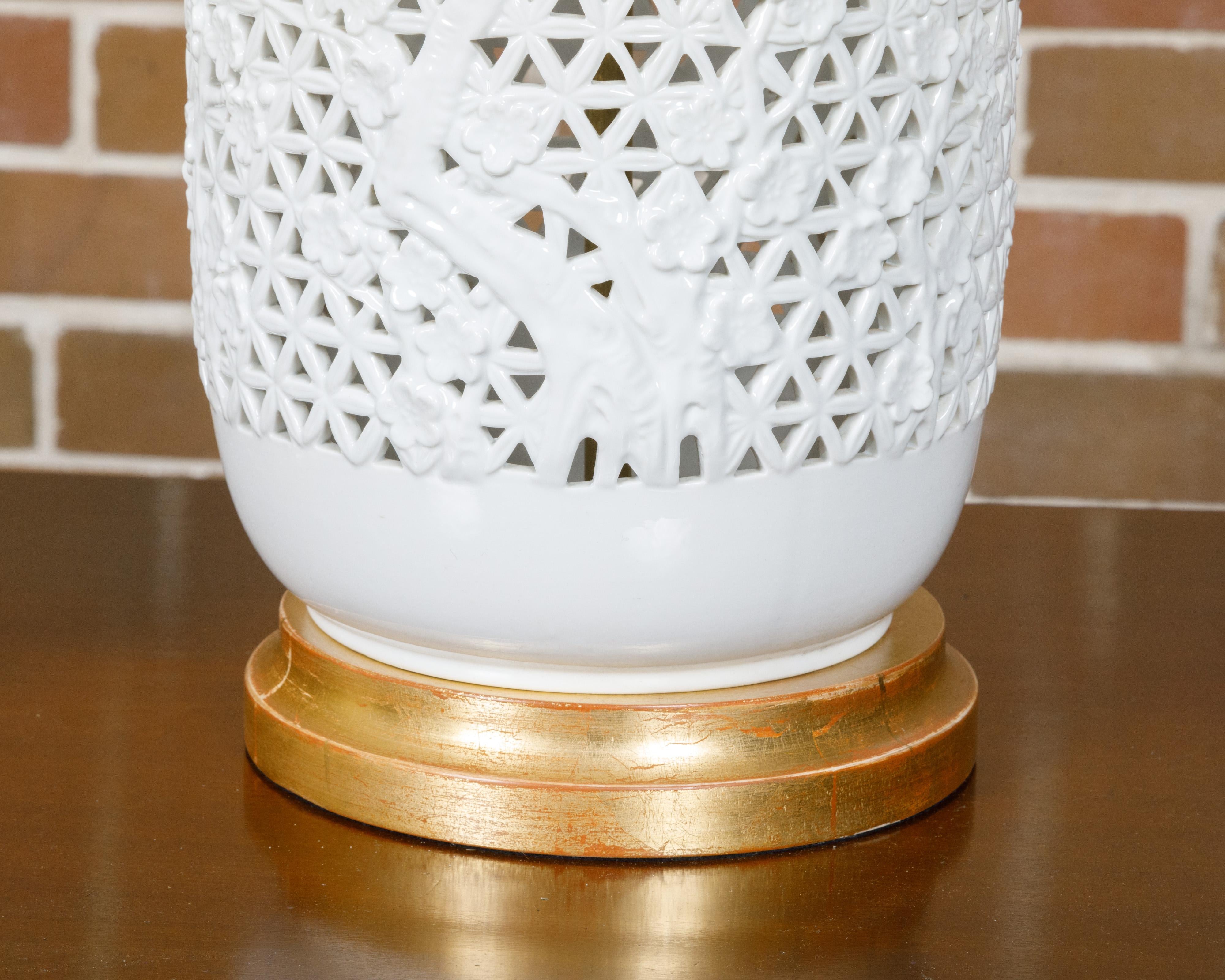 Porcelaine Paire de vases en porcelaine blanche à décor floral transformés en lampes de table, années 1900 en vente
