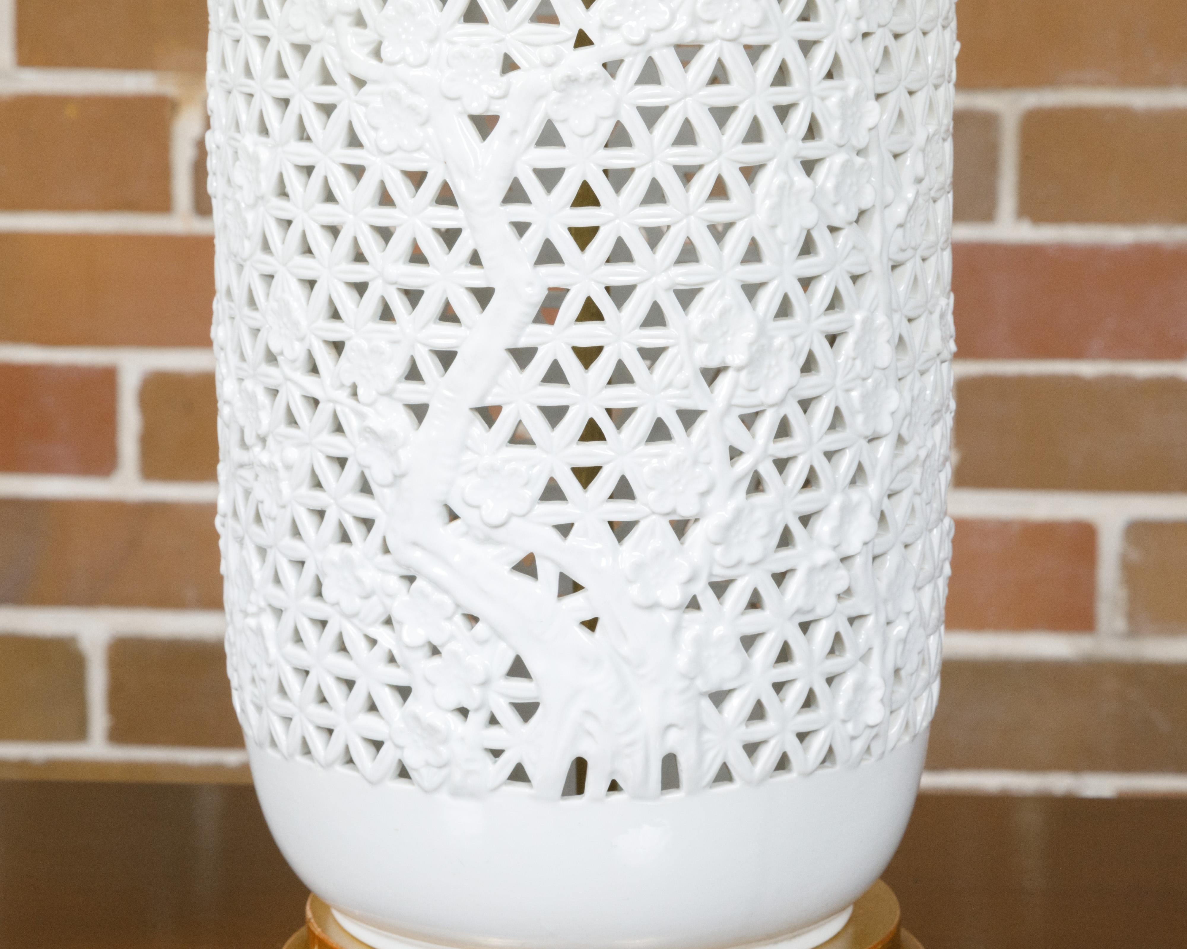 Paire de vases en porcelaine blanche à décor floral transformés en lampes de table, années 1900 en vente 1