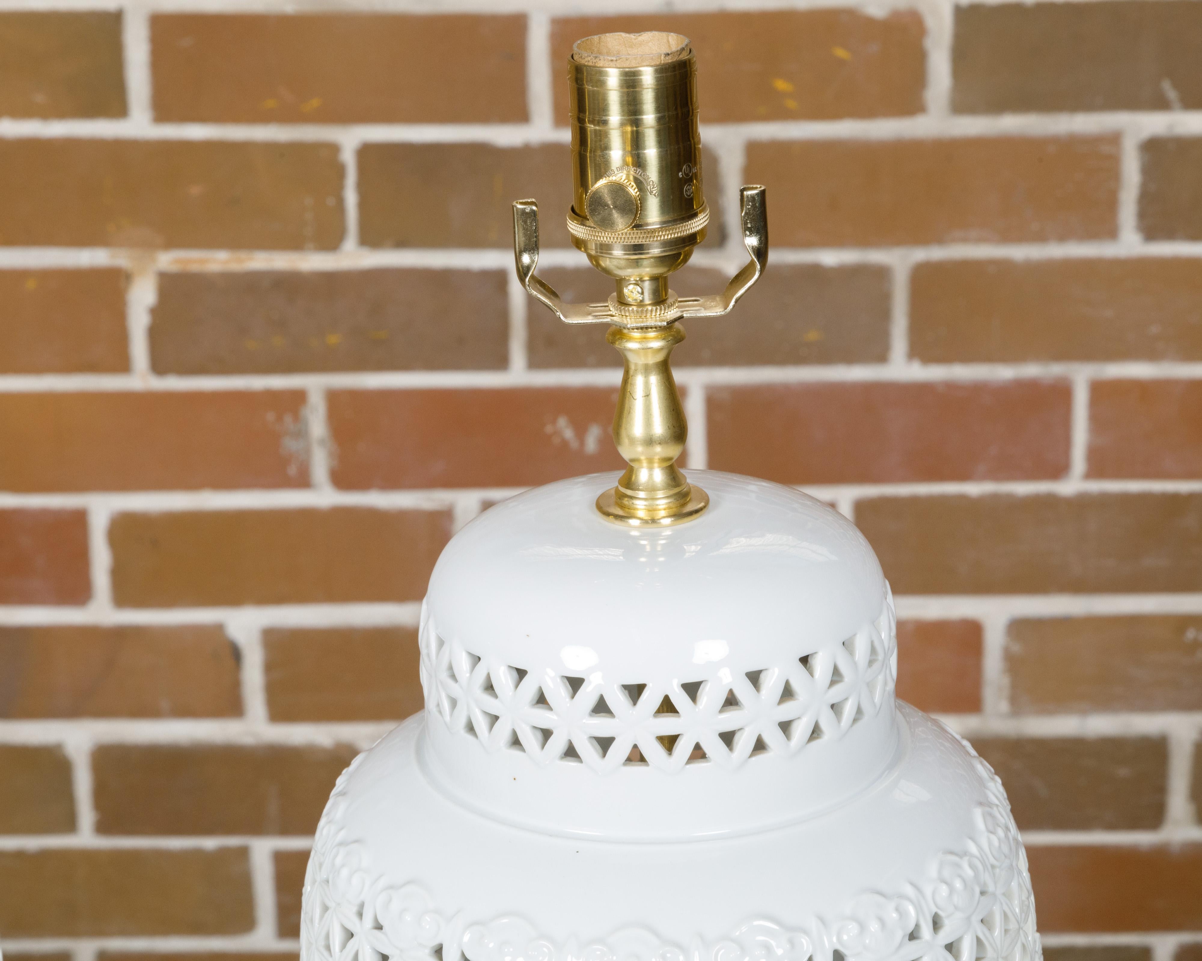Paire de vases en porcelaine blanche à décor floral transformés en lampes de table, années 1900 en vente 3