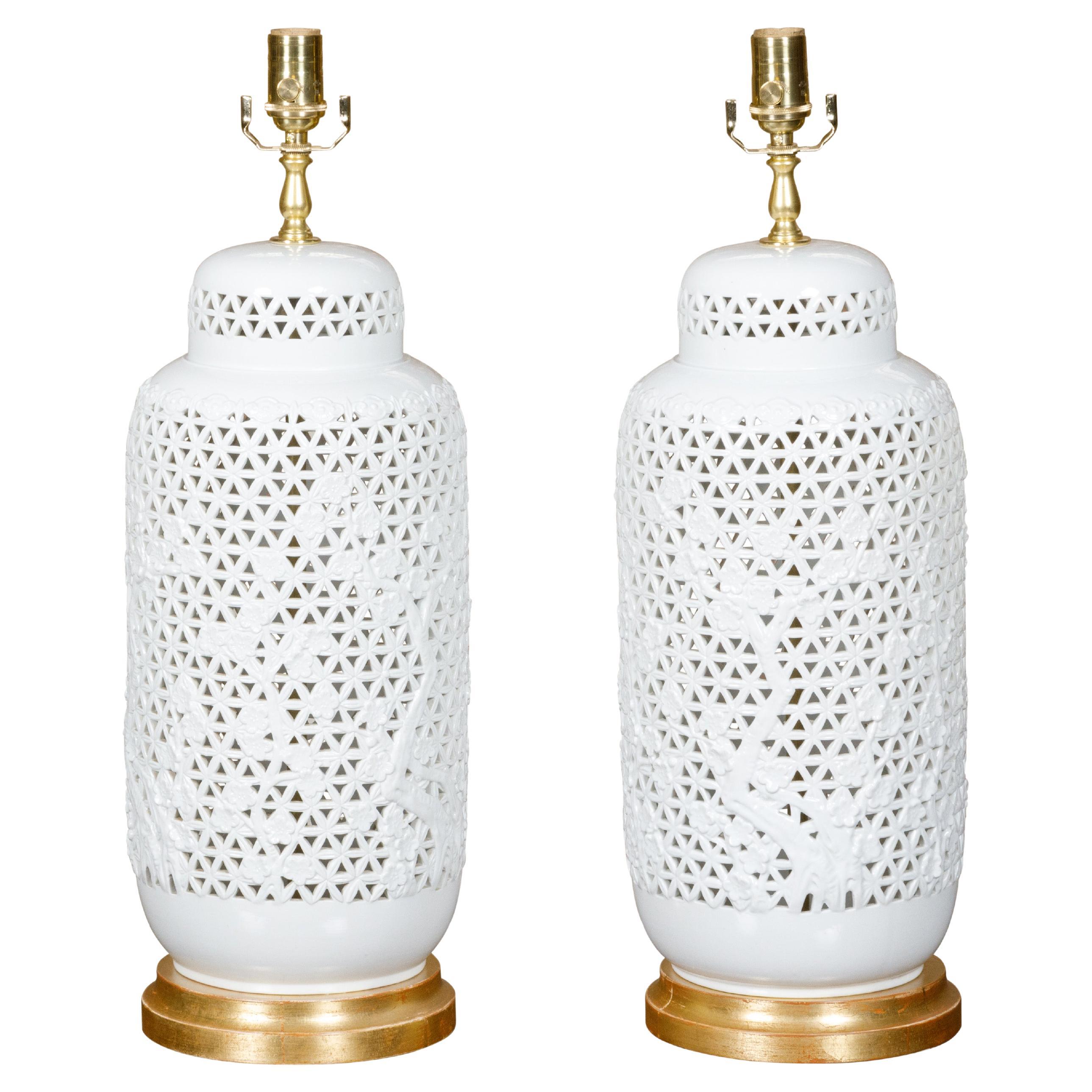 Paire de vases en porcelaine blanche à décor floral transformés en lampes de table, années 1900