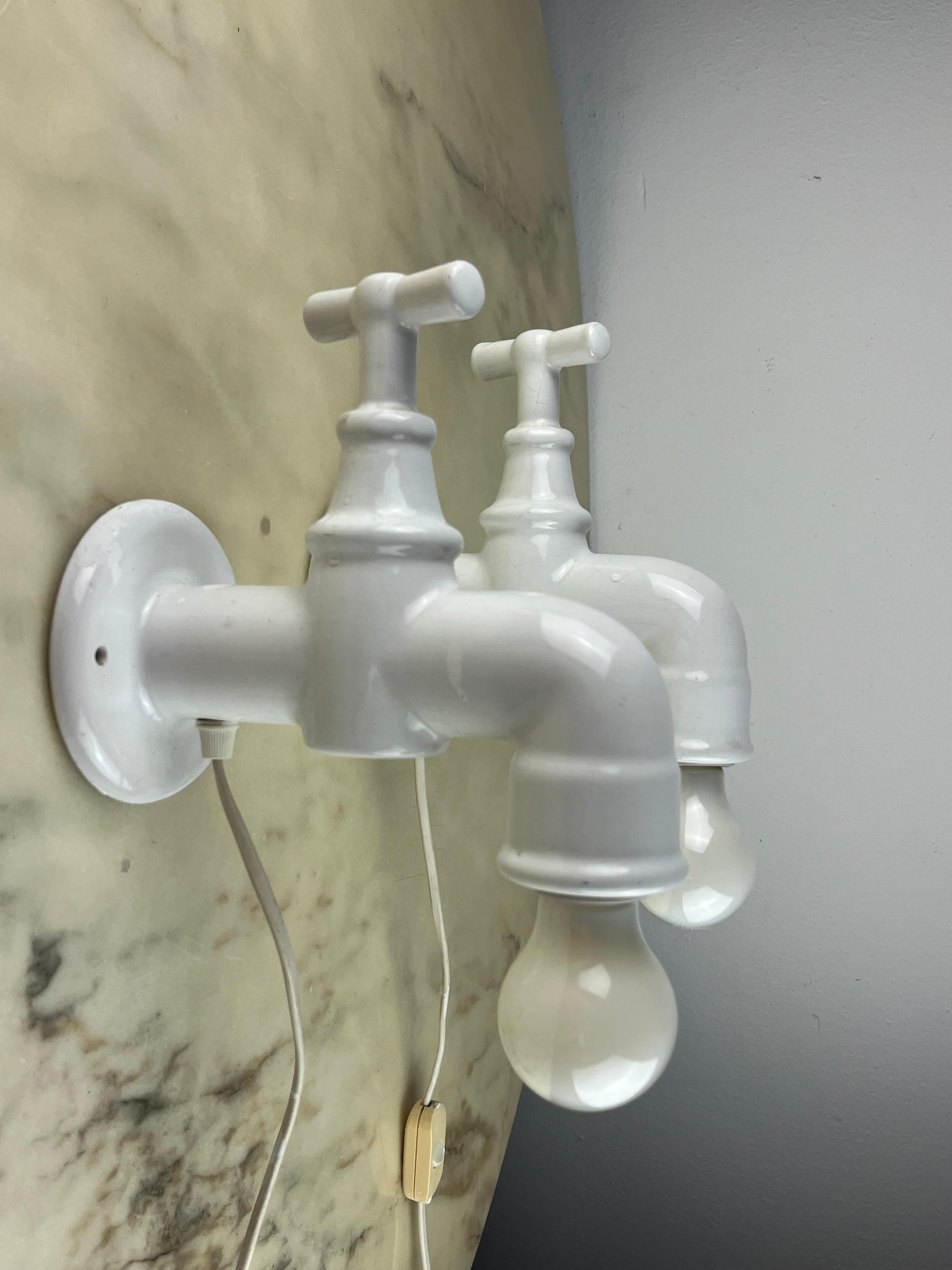 Paar Wandlampen aus weißem Porzellan, Italien, 1970er Jahre
Sie haben die Form eines antiken Wasserhahns.
Intakt und funktionsfähig (E27-Lampen).
Ausgestattet mit zeitgemäßen Schaltern und Steckern.