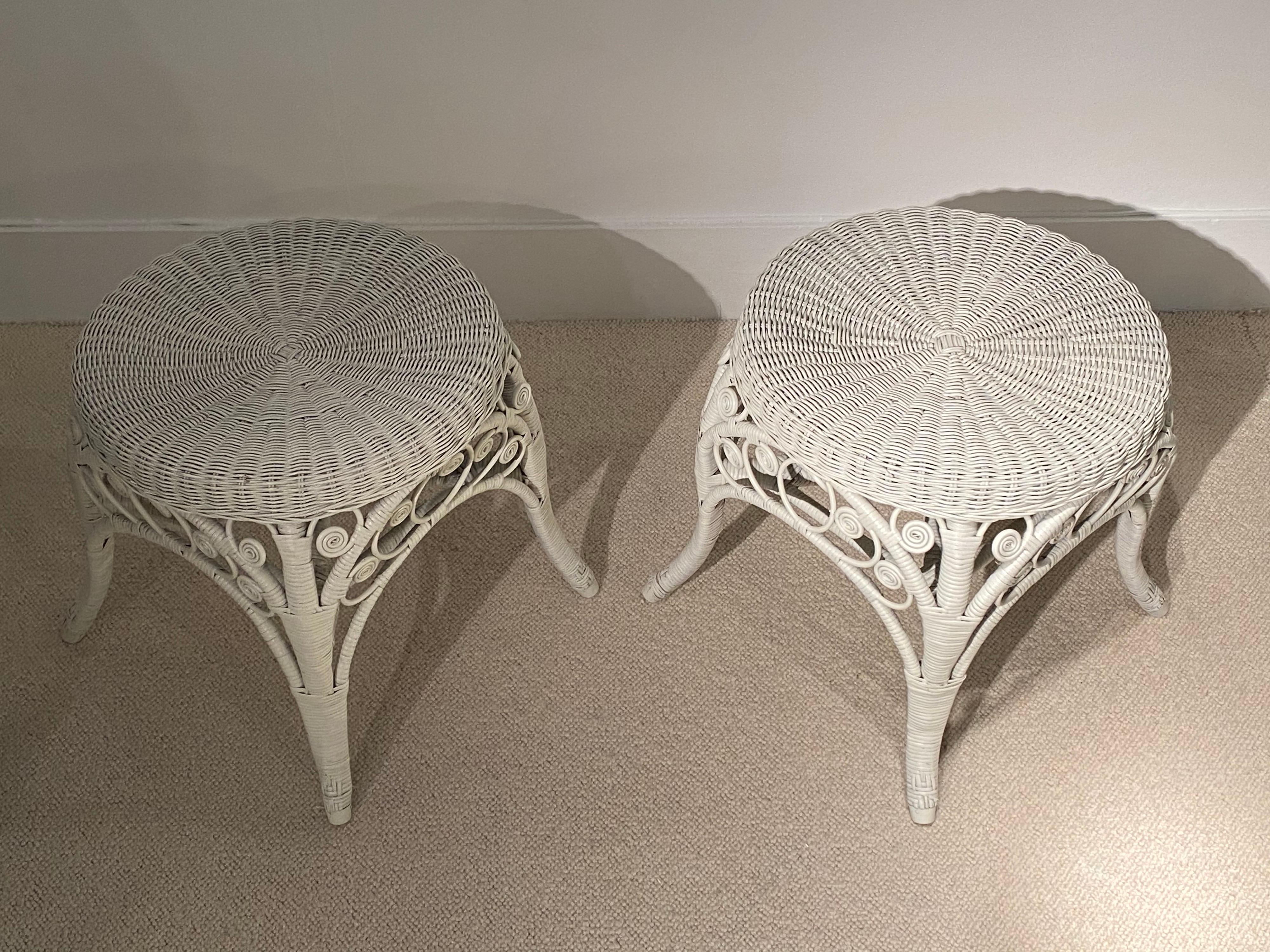 Pair of white rattan vintage stools
good condition.