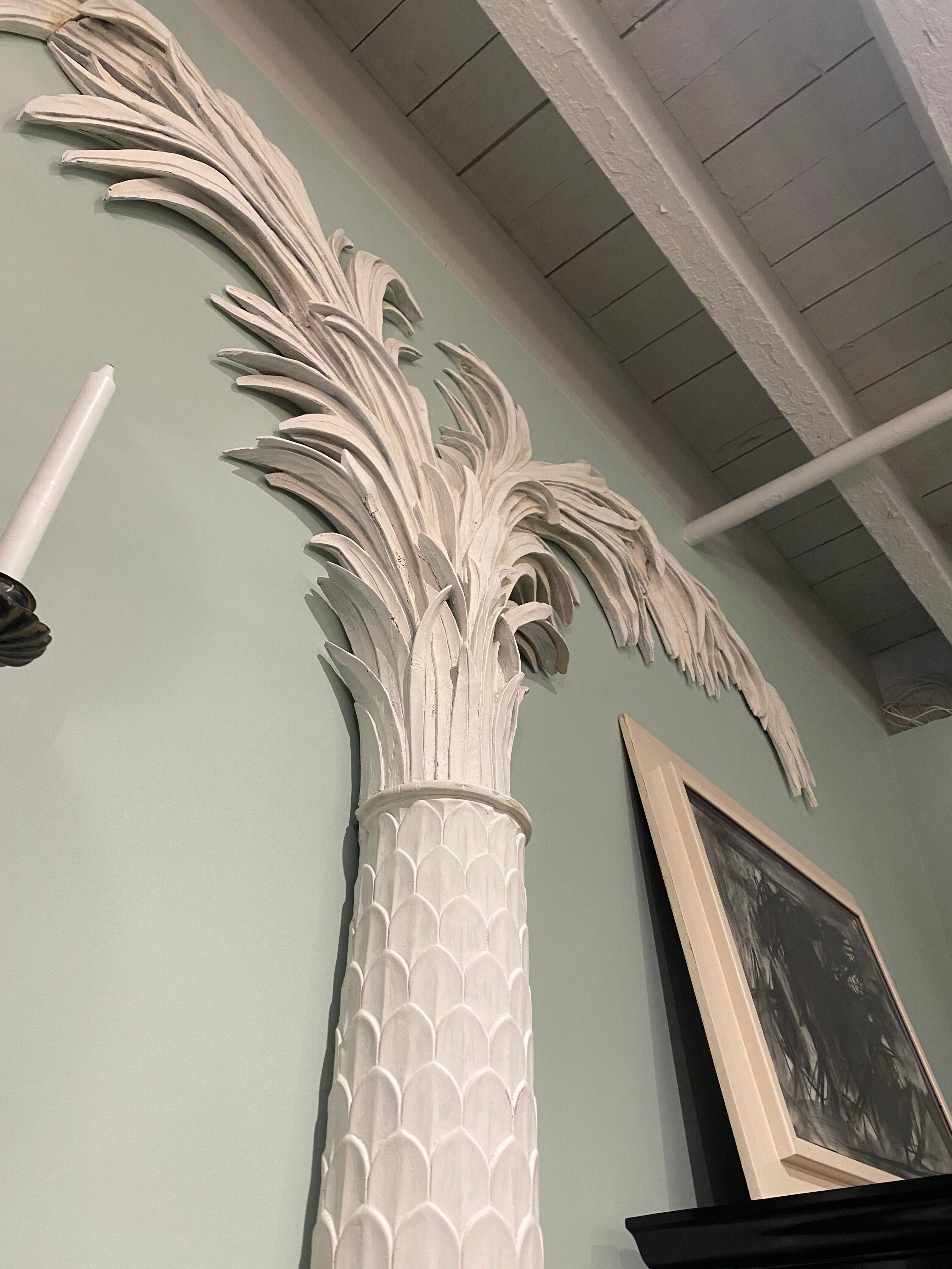 XXIe siècle et contemporain Paire d'ornements muraux en résine blanche en forme de palmier à pilastre, à la manière de Tate & Hall en vente