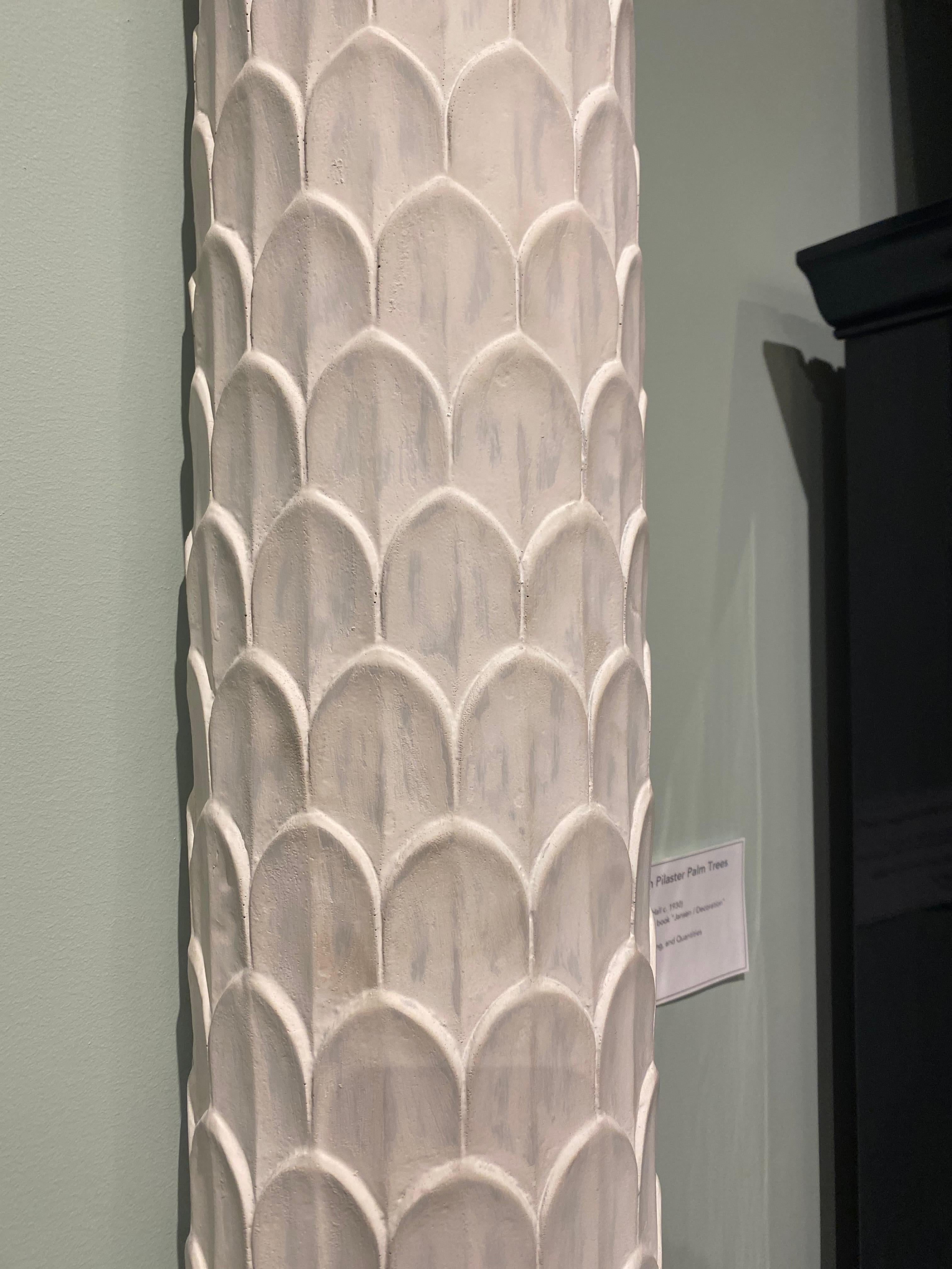 Résine Paire d'ornements muraux en résine blanche en forme de palmier à pilastre, à la manière de Tate & Hall en vente