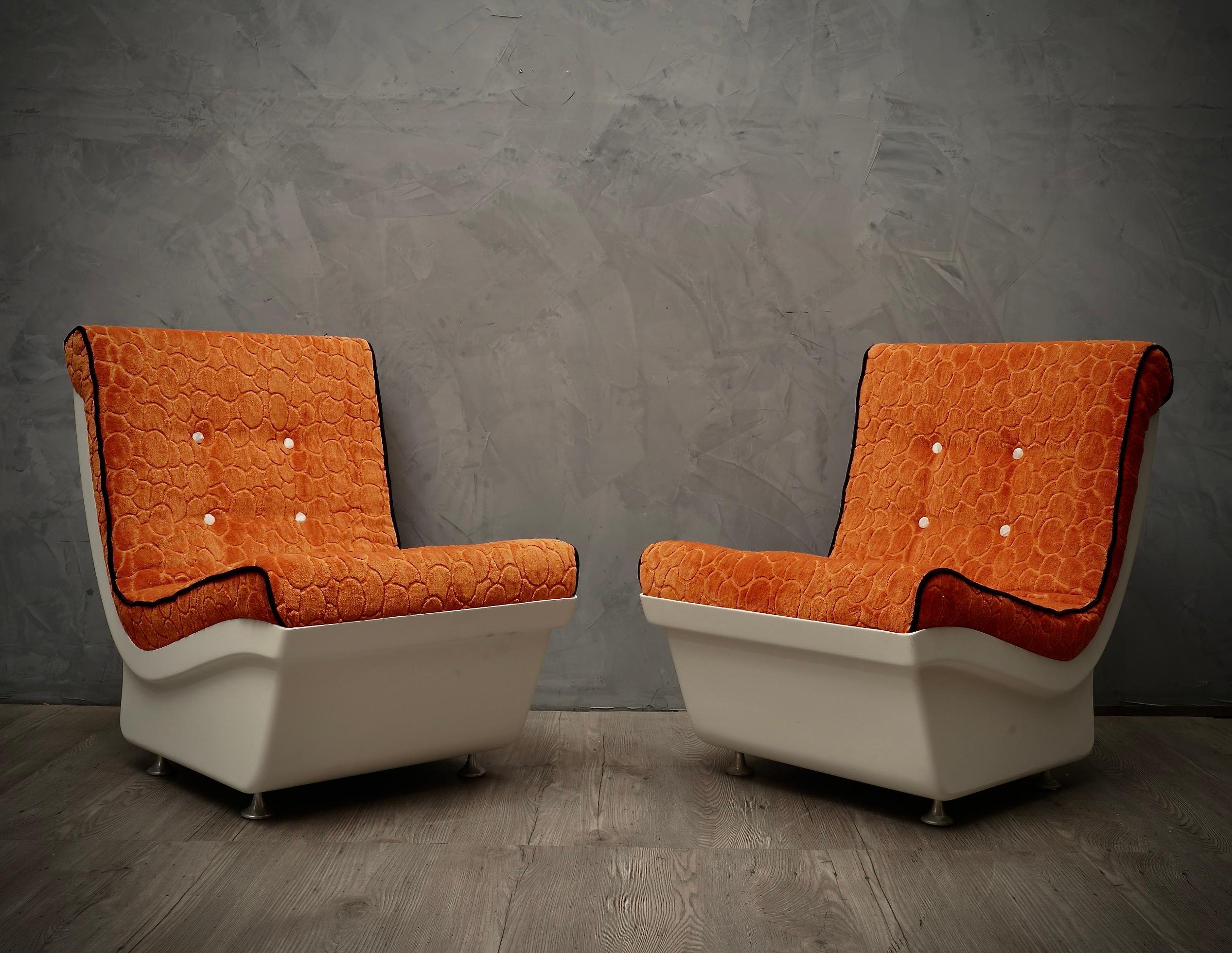 Midcentury design for an armchair out of the ordinary, dressed in a bright and exhilarating Orange velvet. Crazy about the orange color of this beautiful velvet fabric. Strong contrast between the strong white of the resin and the orange of the