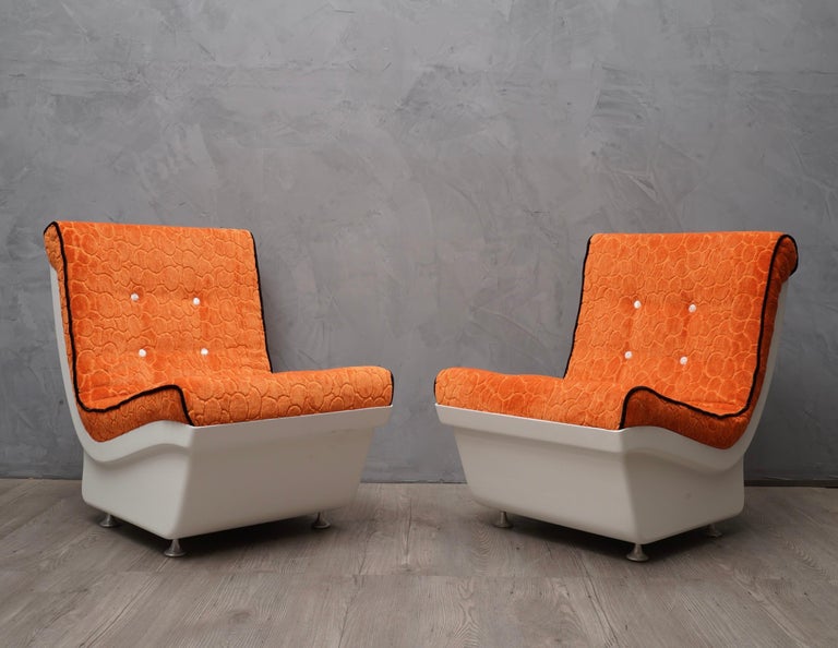 Mid-Century Modern Pair of White Resin Plastic and Orange Velvet Armchairs, 1960 For Sale