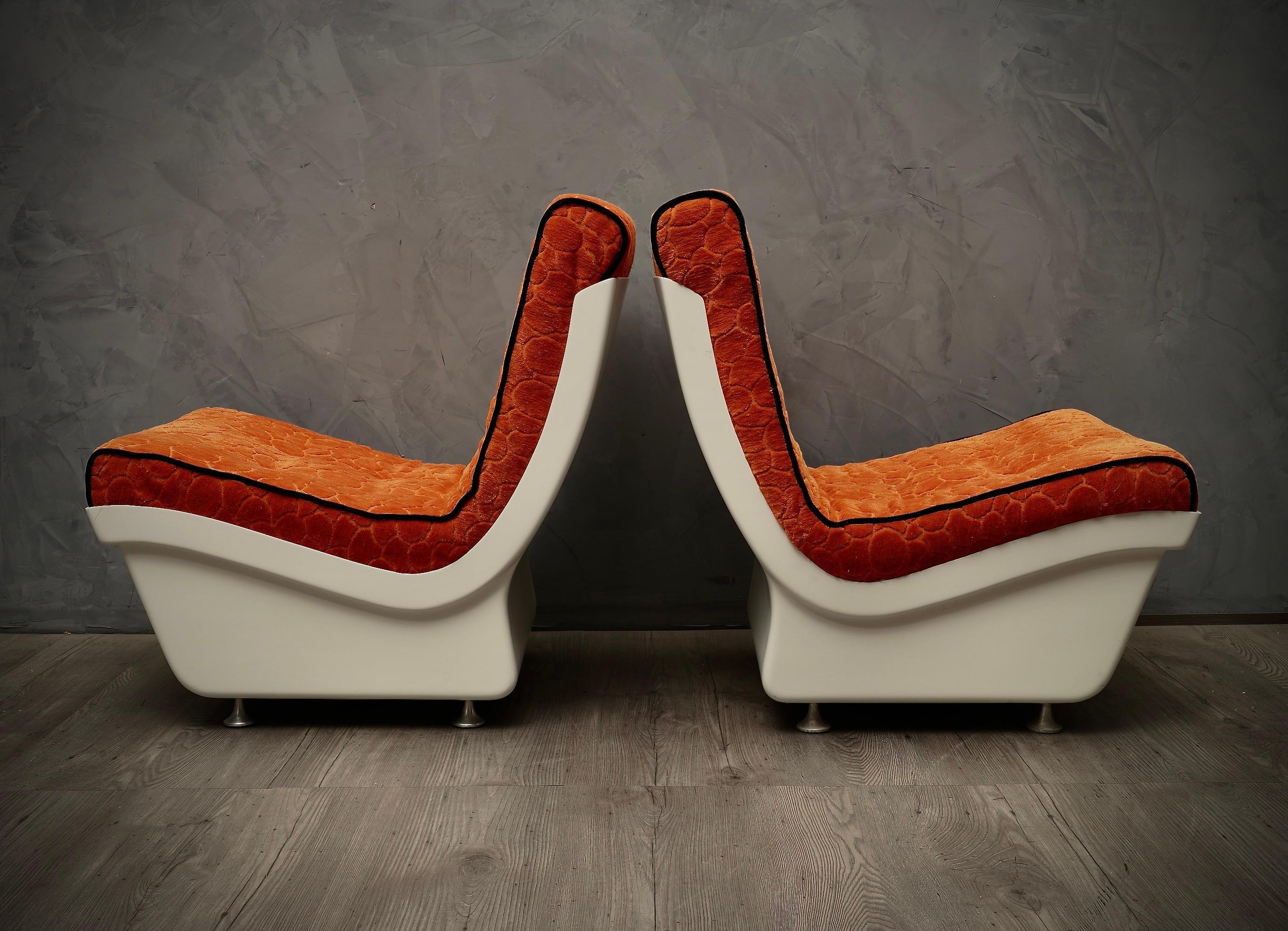 White Resin Plastic and Orange Velvet Club Chairs Armchairs, 1960 In Good Condition For Sale In Rome, IT