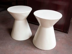 Paire de tabourets en résine blanche