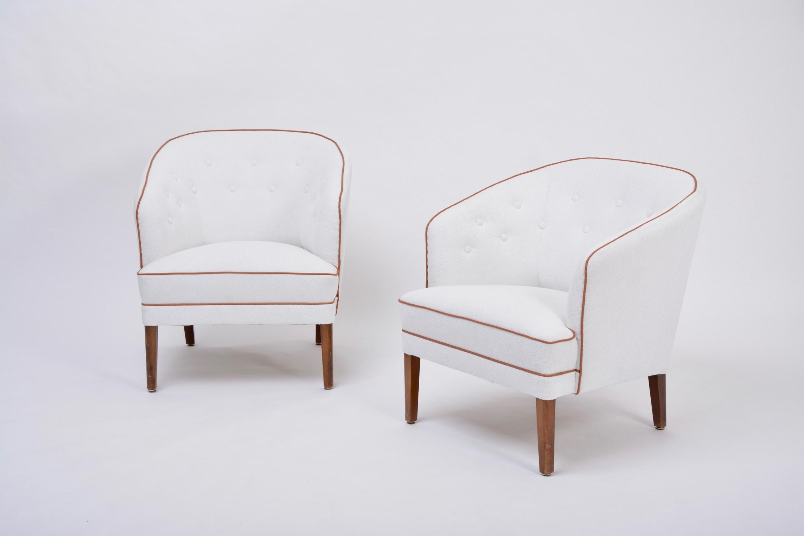 Pair of white reupholstered Danish mid-century armchairs by Ludvig Pontoppidan

Very rare set of two armchairs with elegant curves designed and produced by Danish master craftsman Ludvig Pontoppidan. The chairs are in excellent condition, as they