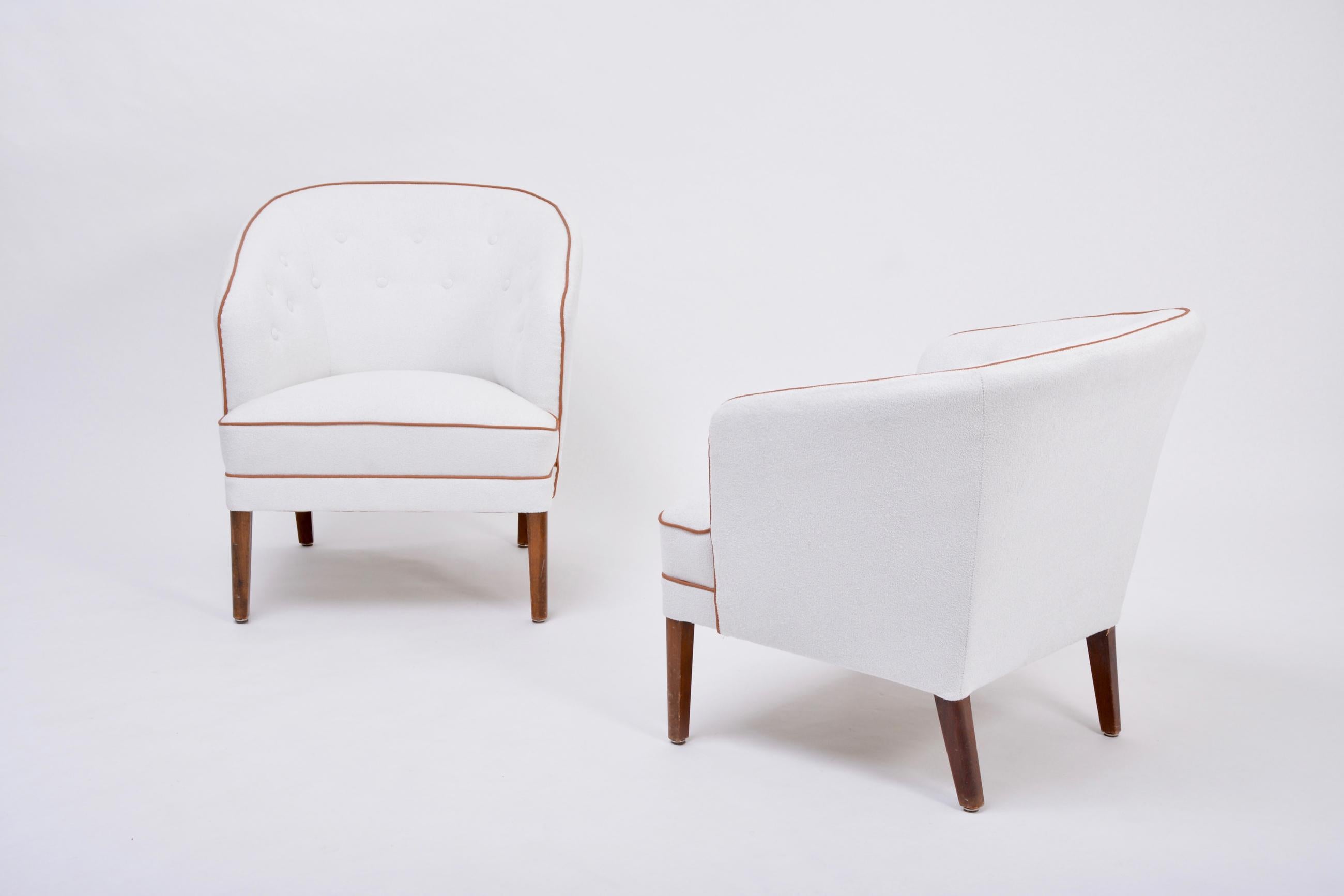 Danois Paire de fauteuils danois du milieu du siècle blancs retapissés par Ludvig Pontoppidan en vente