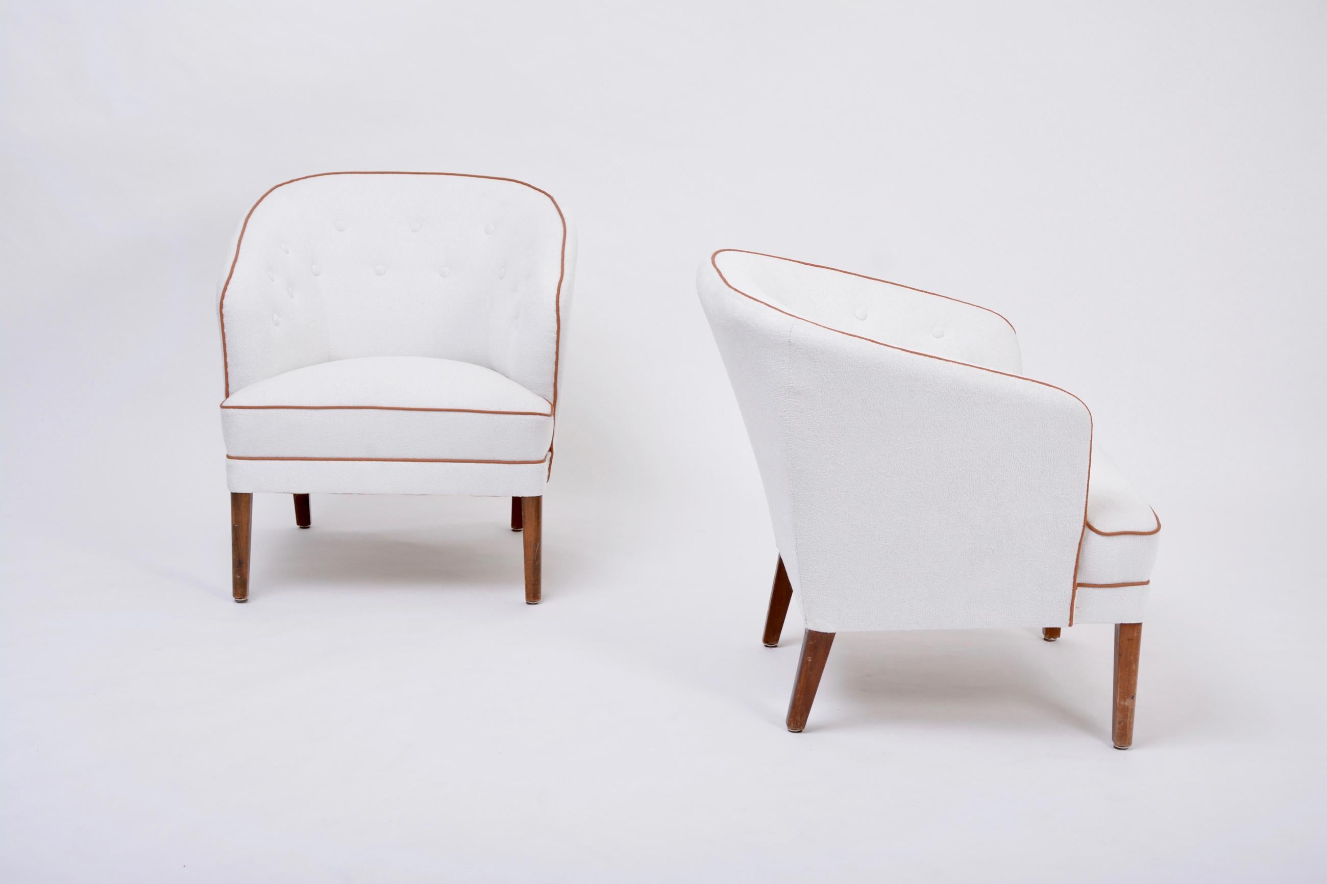 Paar weiße, neu gepolsterte dänische Mid-Century-Sessel von Ludvig Pontoppidan (Eichenholz) im Angebot