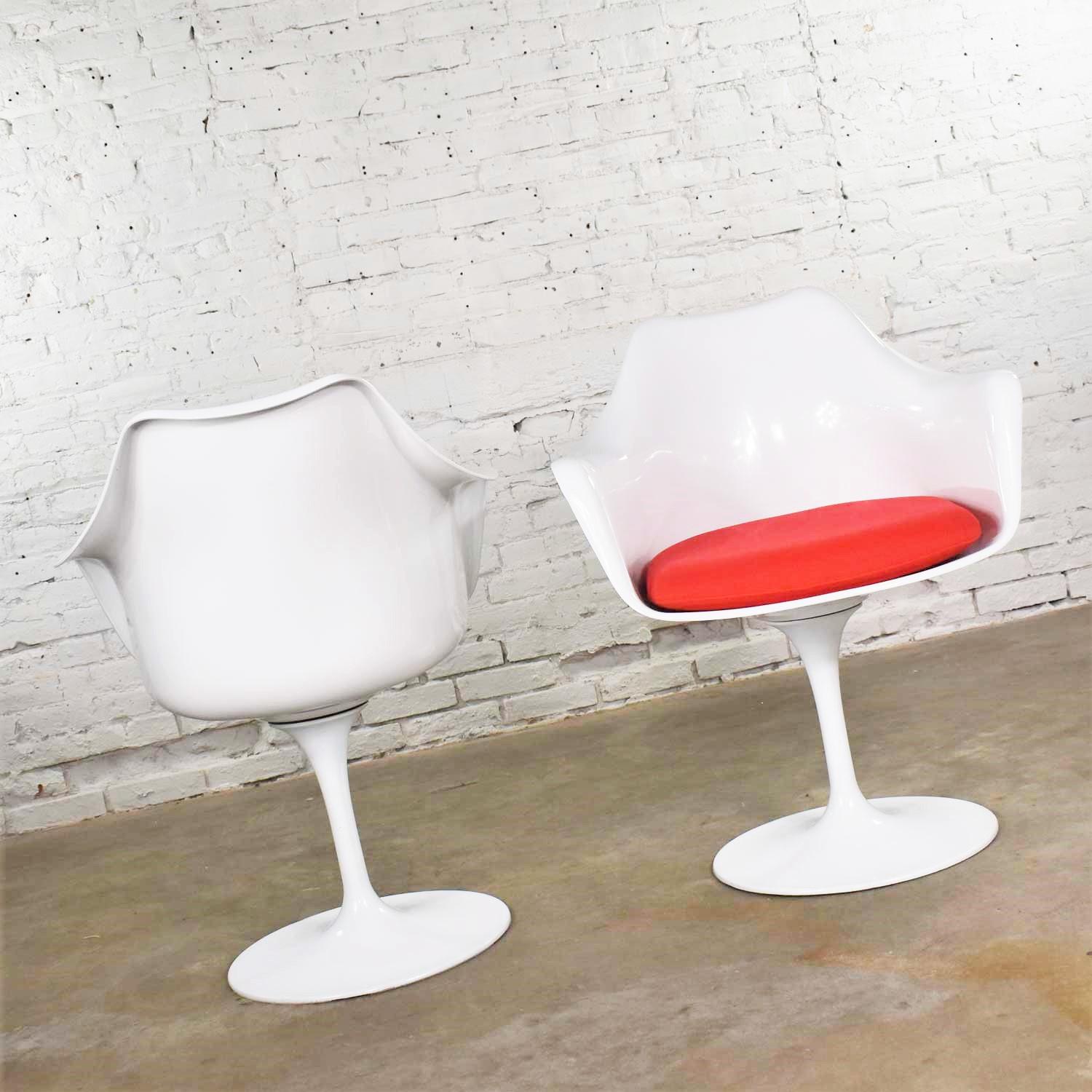 Pair of White Saarinen Style Tulip Swivel Chairs with Red Cushions 3