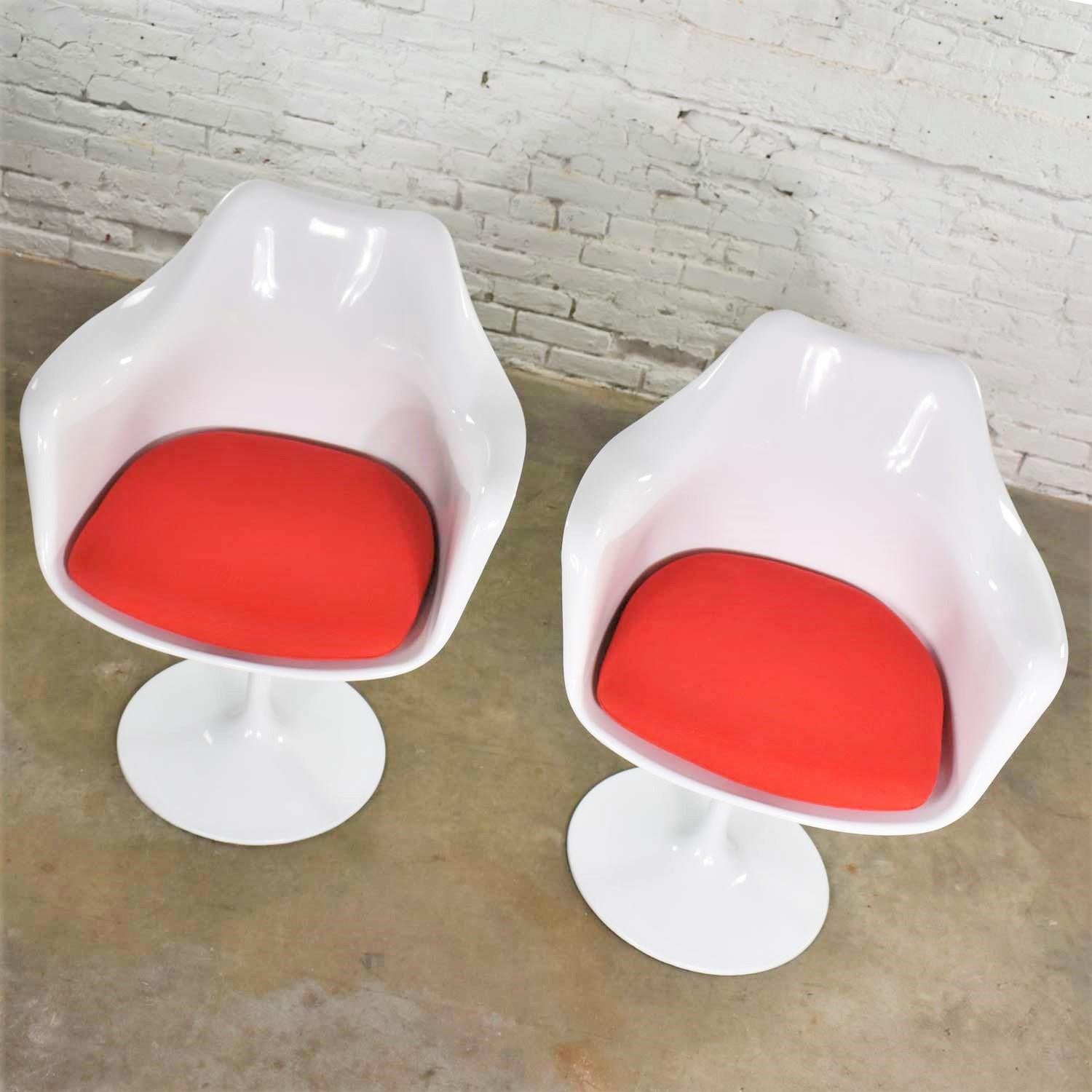 Pair of White Saarinen Style Tulip Swivel Chairs with Red Cushions In Good Condition In Topeka, KS